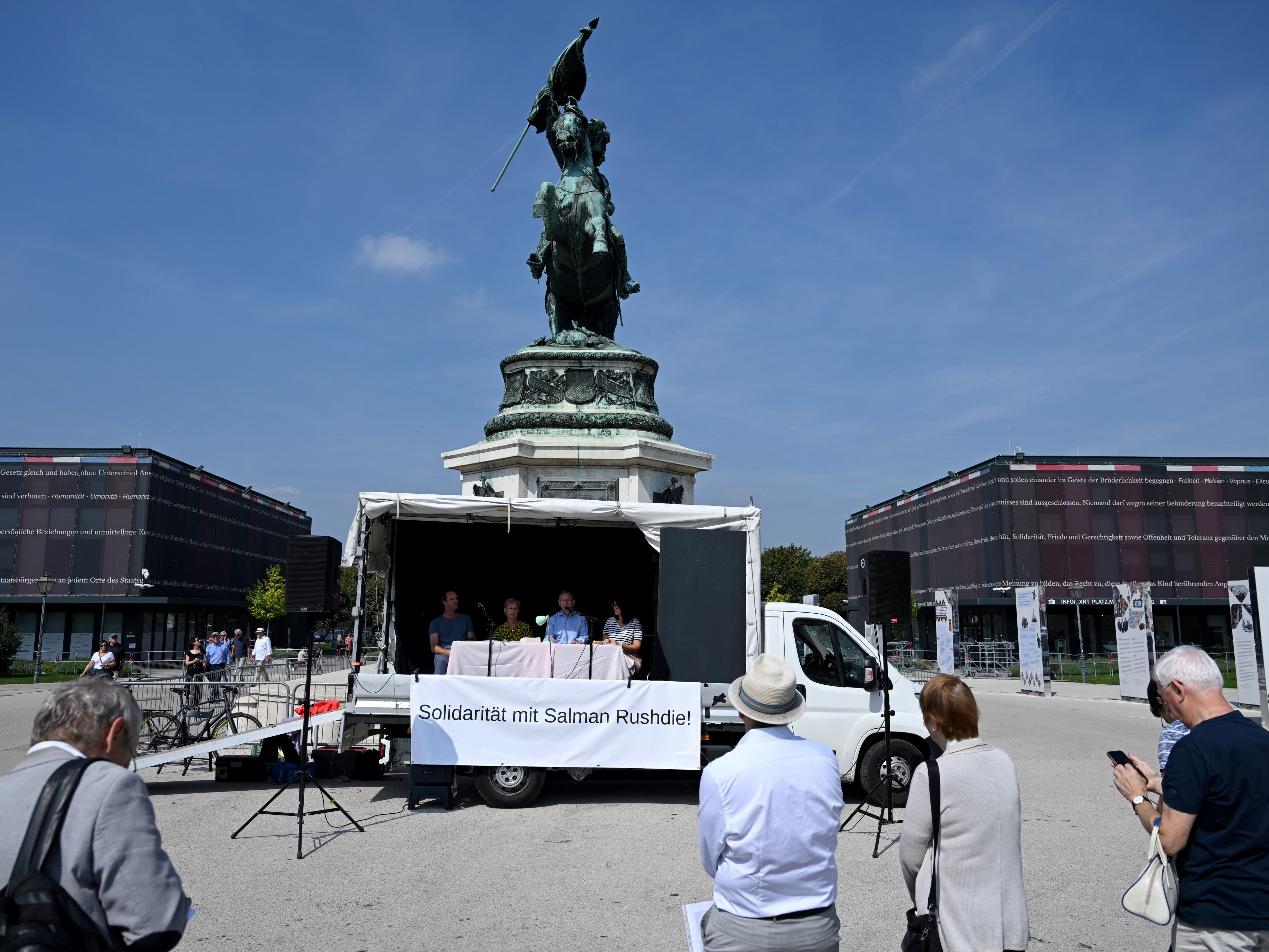 Kundgebung für Salman Rushdie am Wiener Heldenplatz.