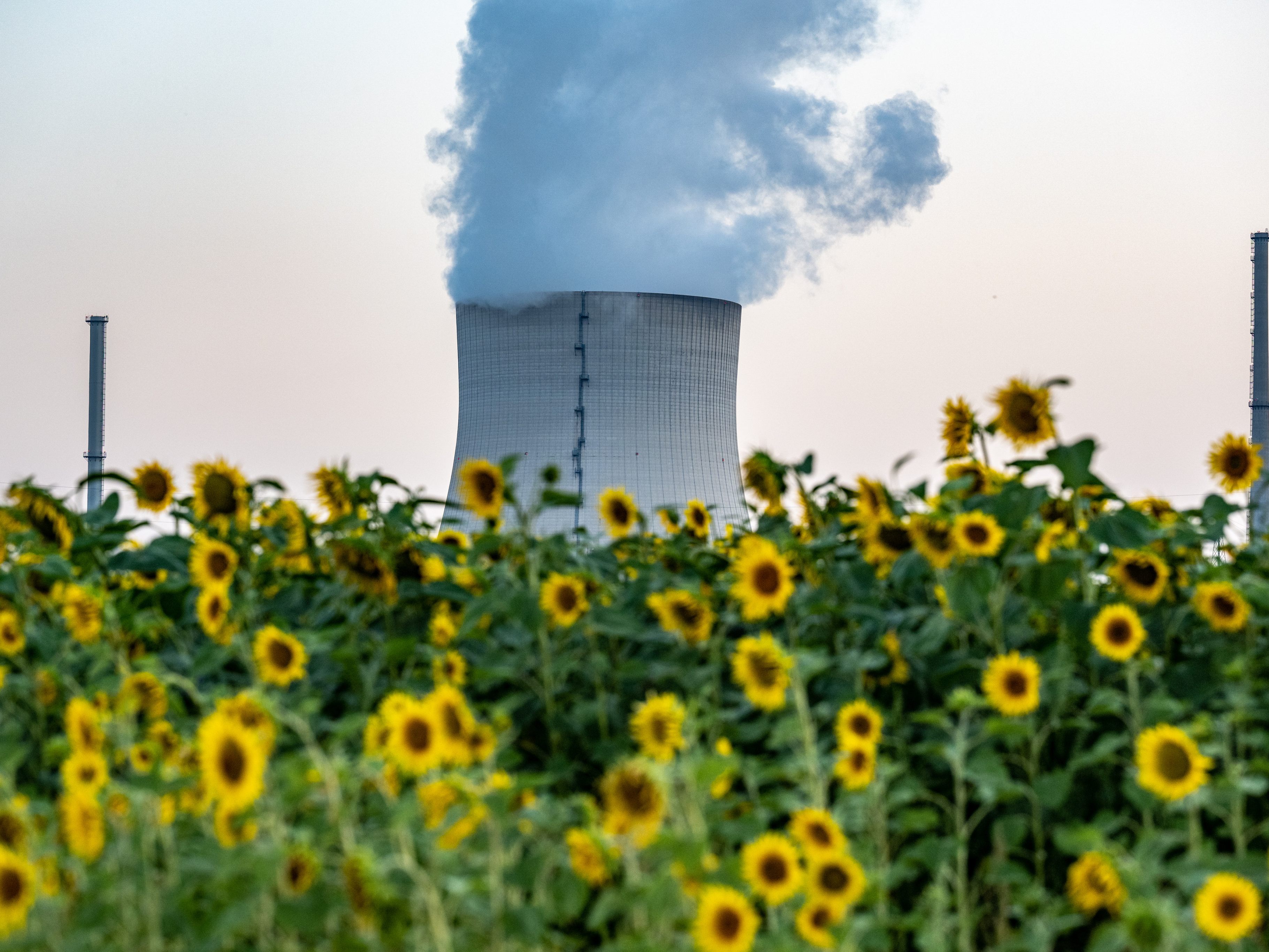 Das AKW Isar 2 soll nun doch weiter laufen. Das AKW Isar 2 soll nun doch weiter laufen.
