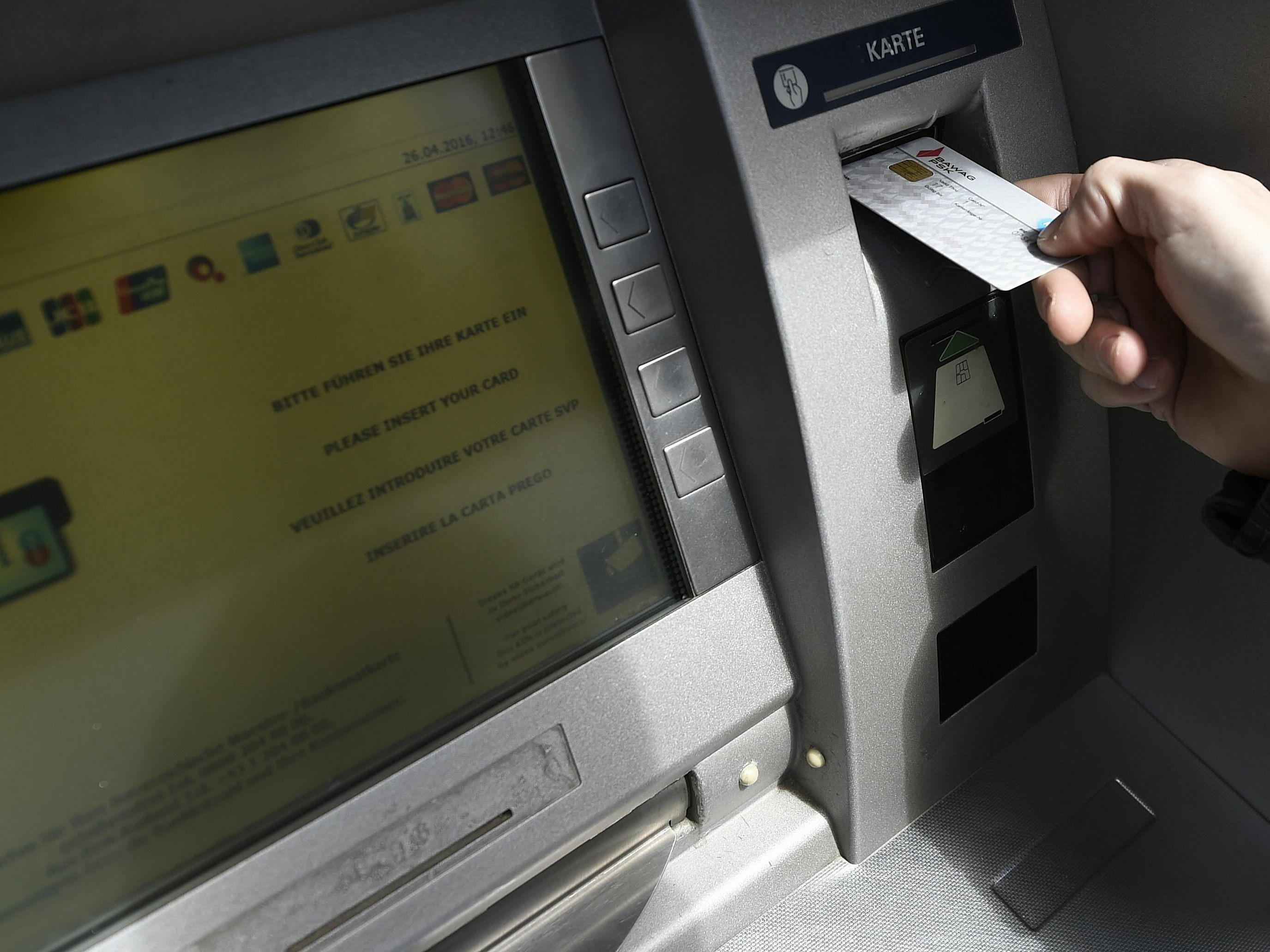 In Österreich gibt es eine geringe Dichte an Bankomat-Kassen. In Österreich gibt es eine geringe Dichte an Bankomat-Kassen.