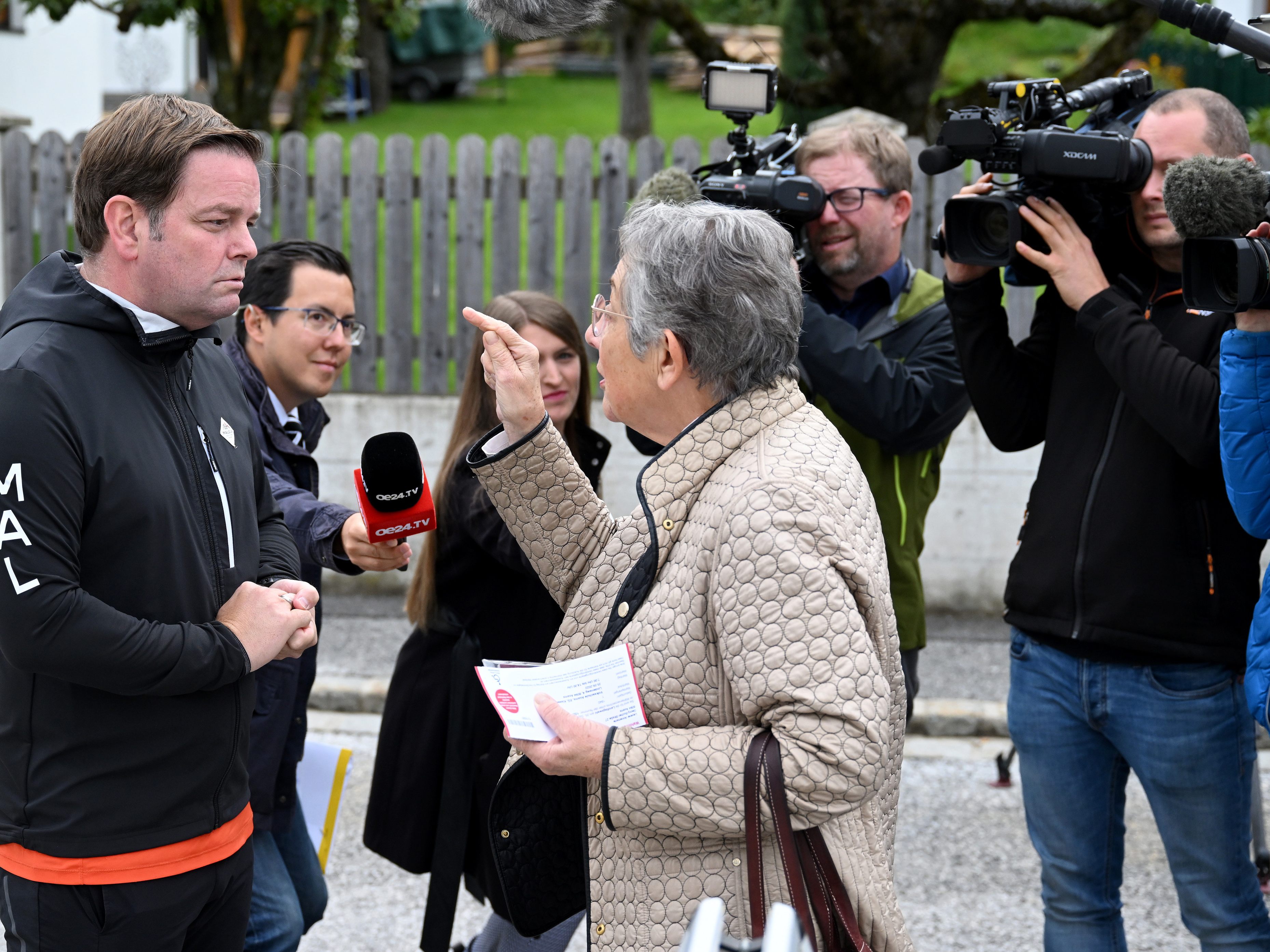 Stimmabgabe von Abwerzger in Tirol: Wählerin verärgert. Stimmabgabe von Abwerzger in Tirol: Wählerin verärgert.