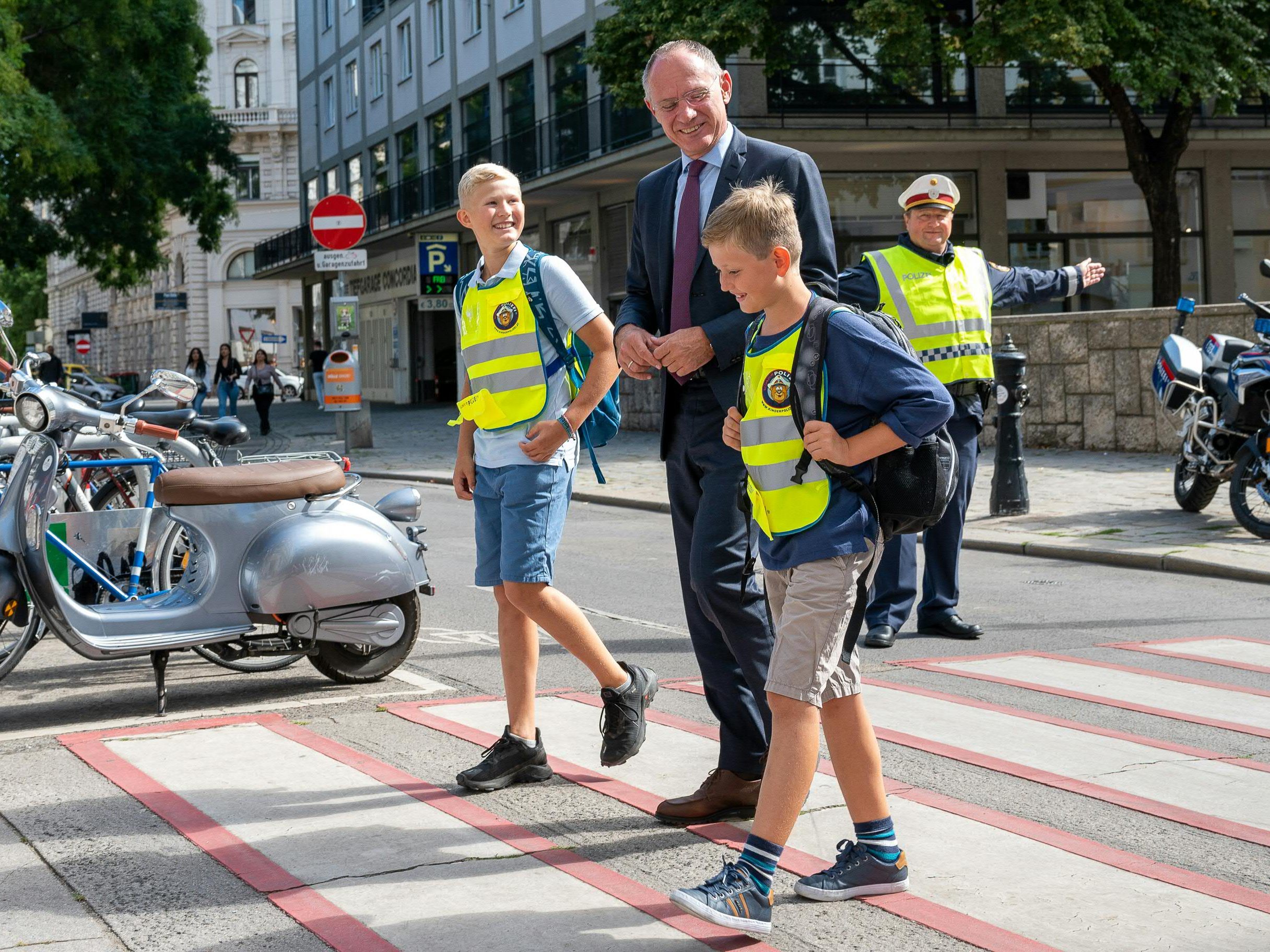 Innenminister Karner dankte Polizisten und Schülerlotsen für ihren täglichen Einsatz.