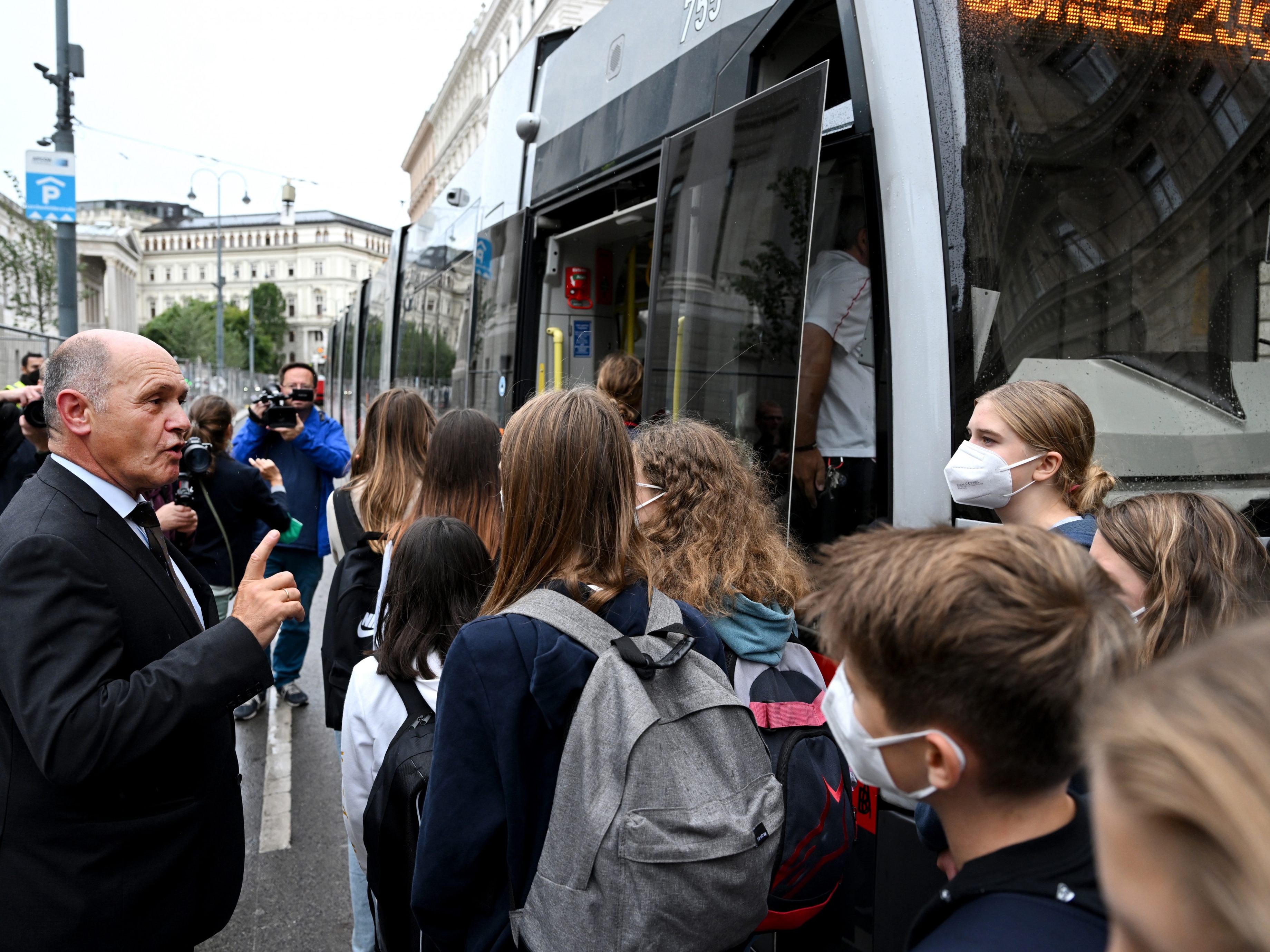 In den kommenden Monaten soll die Parlamentsstraßenbahn, die um den Wiener Ring fährt, auf die Wiedereröffnung des Parlaments am 12. Jänner 2023 aufmerksam machen. In den kommenden Monaten soll die Parlamentsstraßenbahn, die um den Wiener Ring fährt, auf die Wiedereröffnung des Parlaments am 12. Jänner 2023 aufmerksam machen.