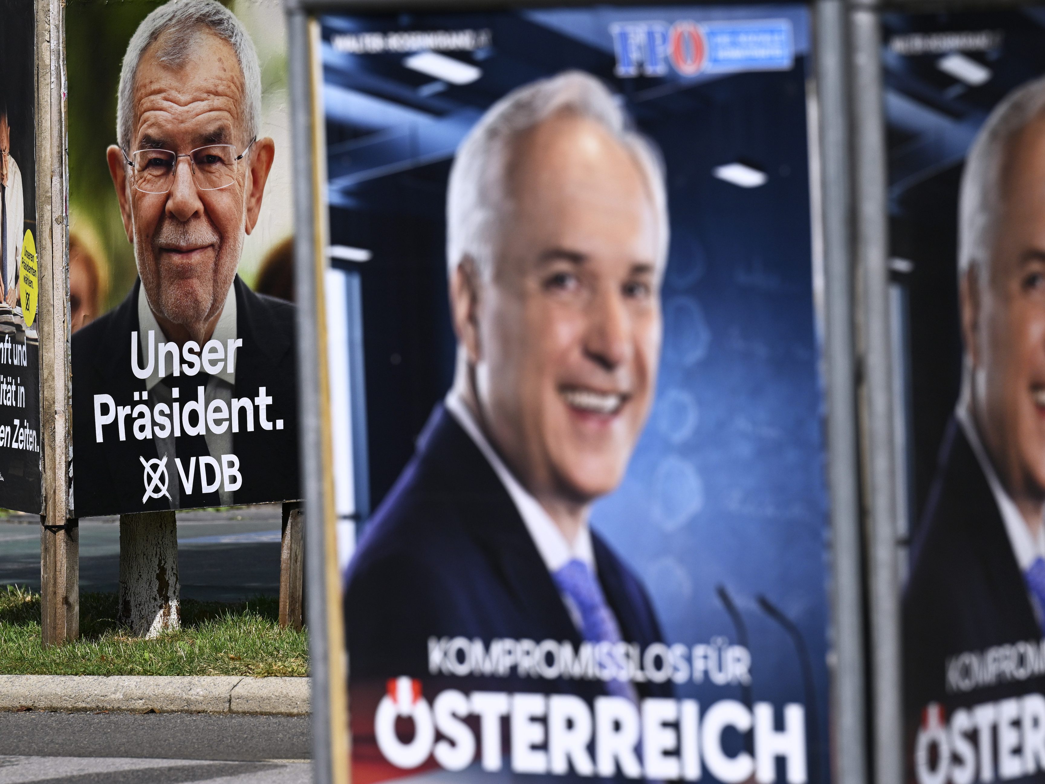 Das Institut für Graffiti-Foschung widment sich auch bei der BP-Wahl 2022 den Beschmierungen und Stickern auf Wahlplakaten.