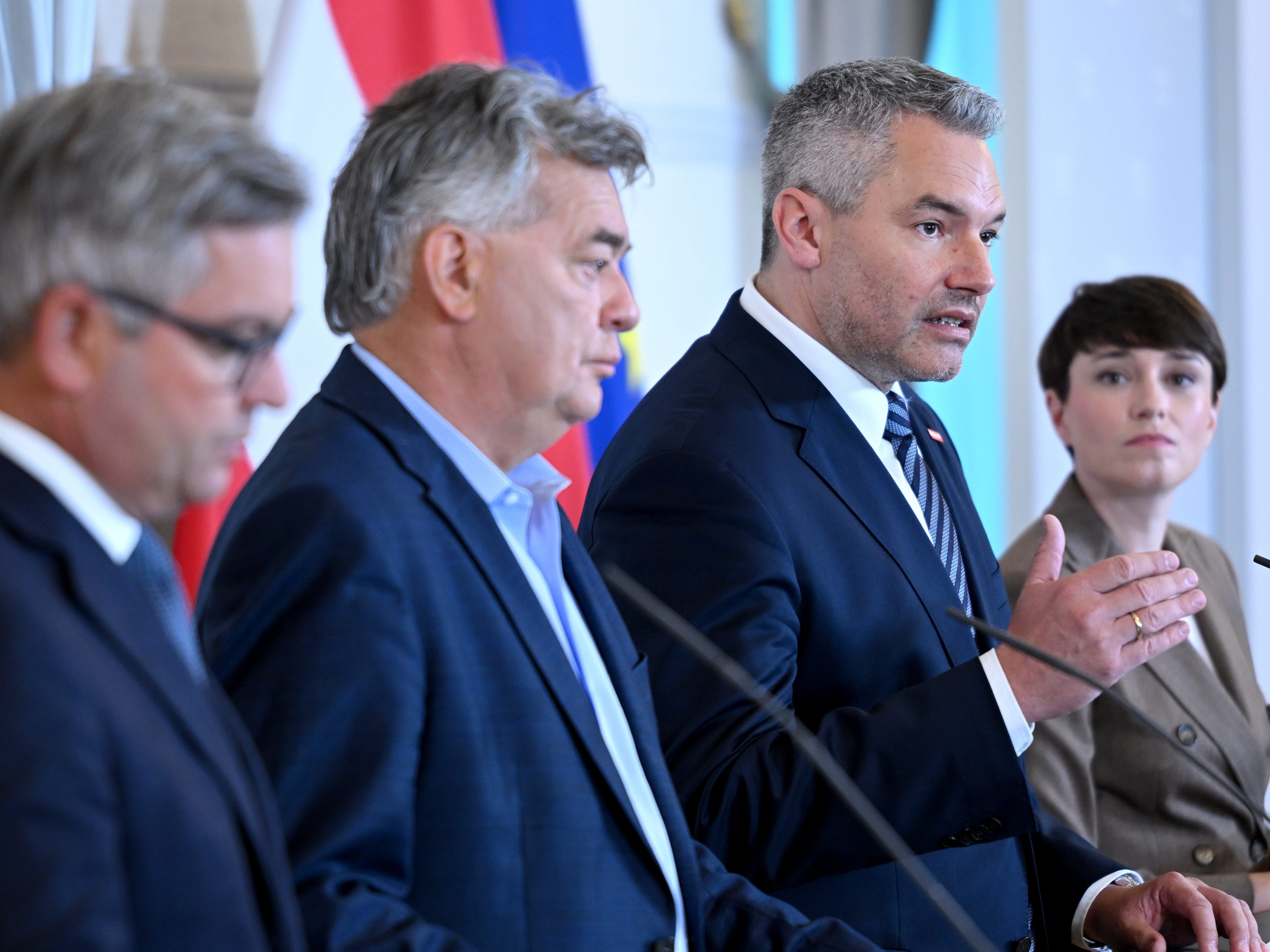 Vienna.at zeigt das Pressefoyer nach dem Ministerrat am Mittwoch ab 08:30 Uhr live. Vienna.at zeigt das Pressefoyer nach dem Ministerrat am Mittwoch ab 08:30 Uhr live.