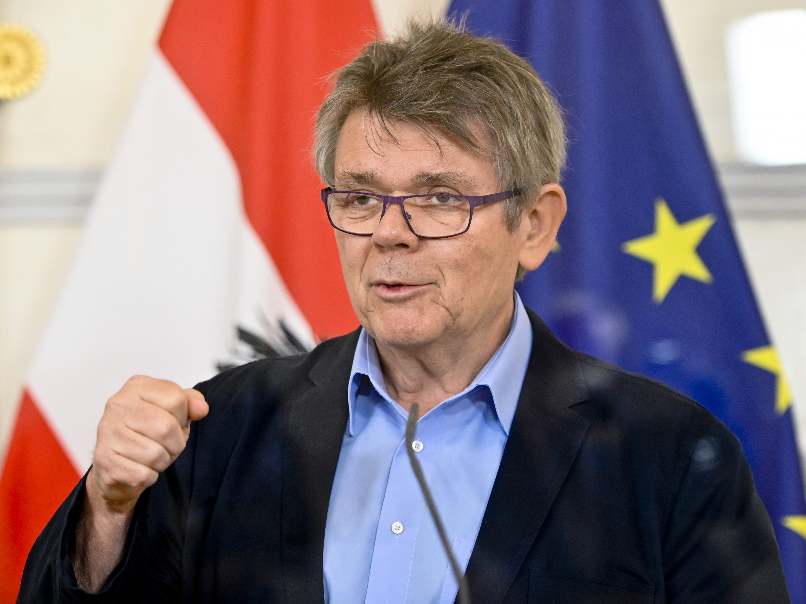 Die Gewerkschaft fordert 2.000 Euro brutto Mindestlohn.