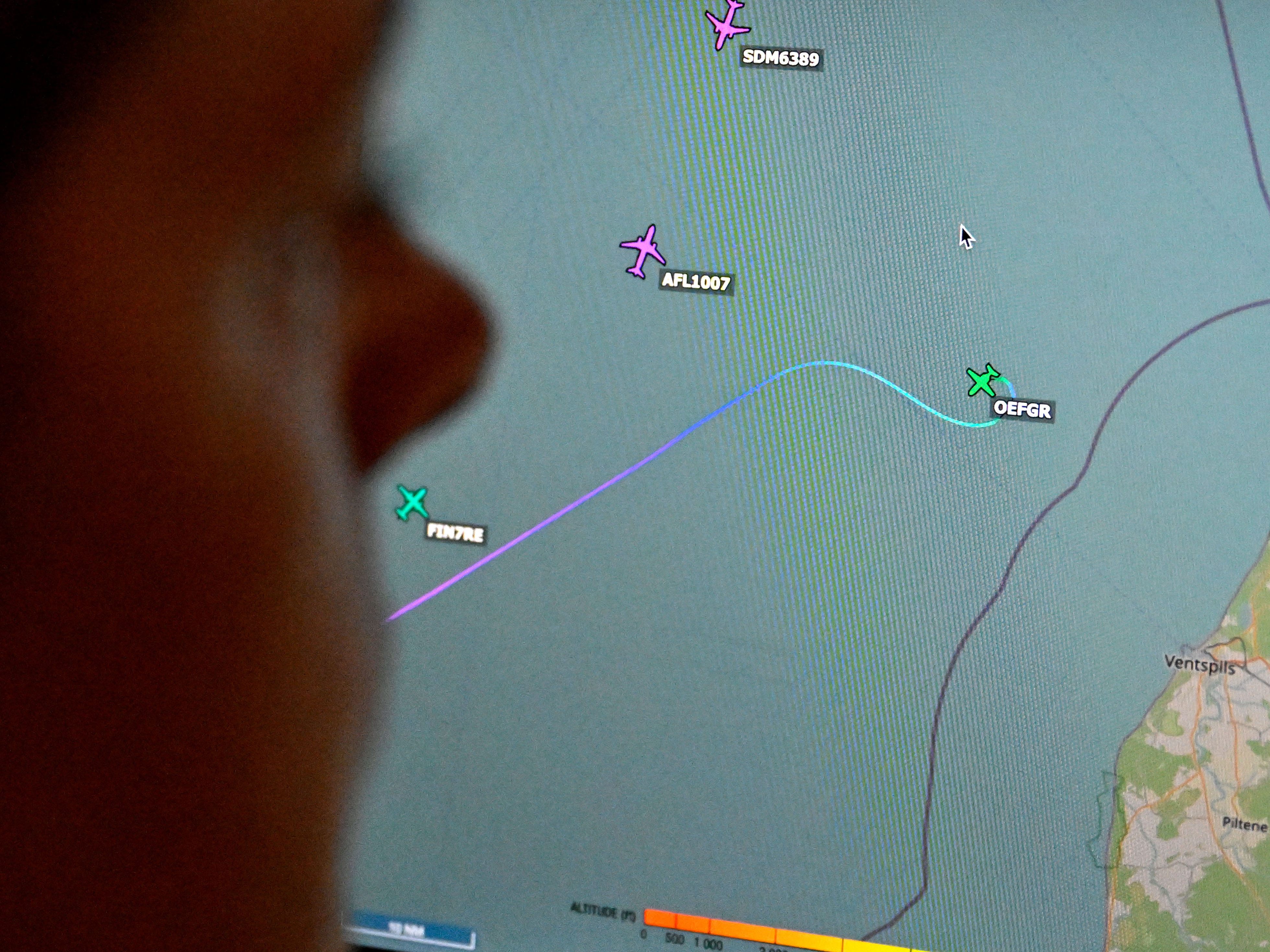 Nachdem ein in Österreich registrierter Privatjet über der Ostsee abgestürzt ist, gibt es weiterhin keine Spur von den Insassen.