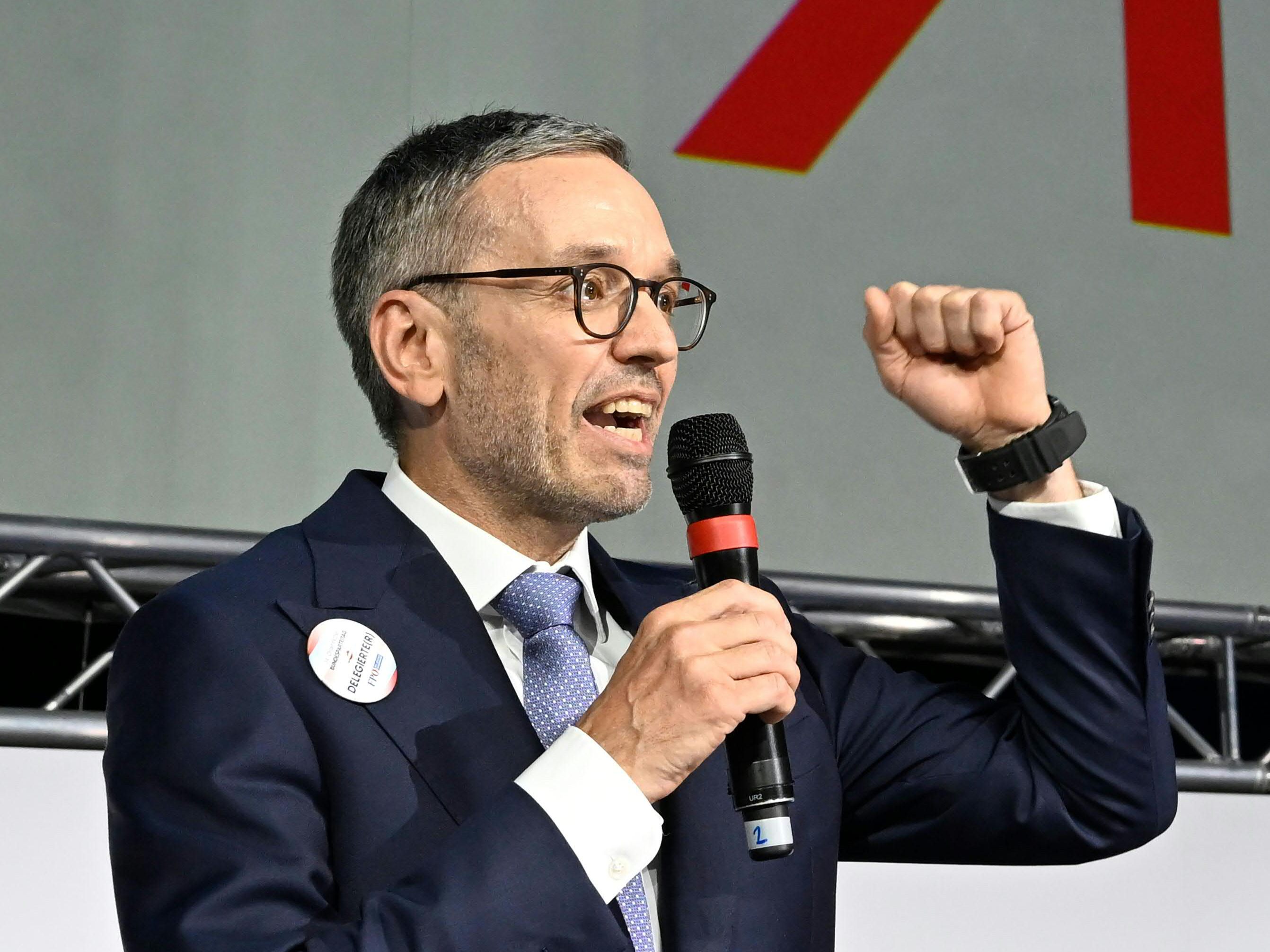 FPÖ-Chef Kickl fordert eine Volksbefragung zu den Russland-Sanktionen. FPÖ-Chef Kickl fordert eine Volksbefragung zu den Russland-Sanktionen.