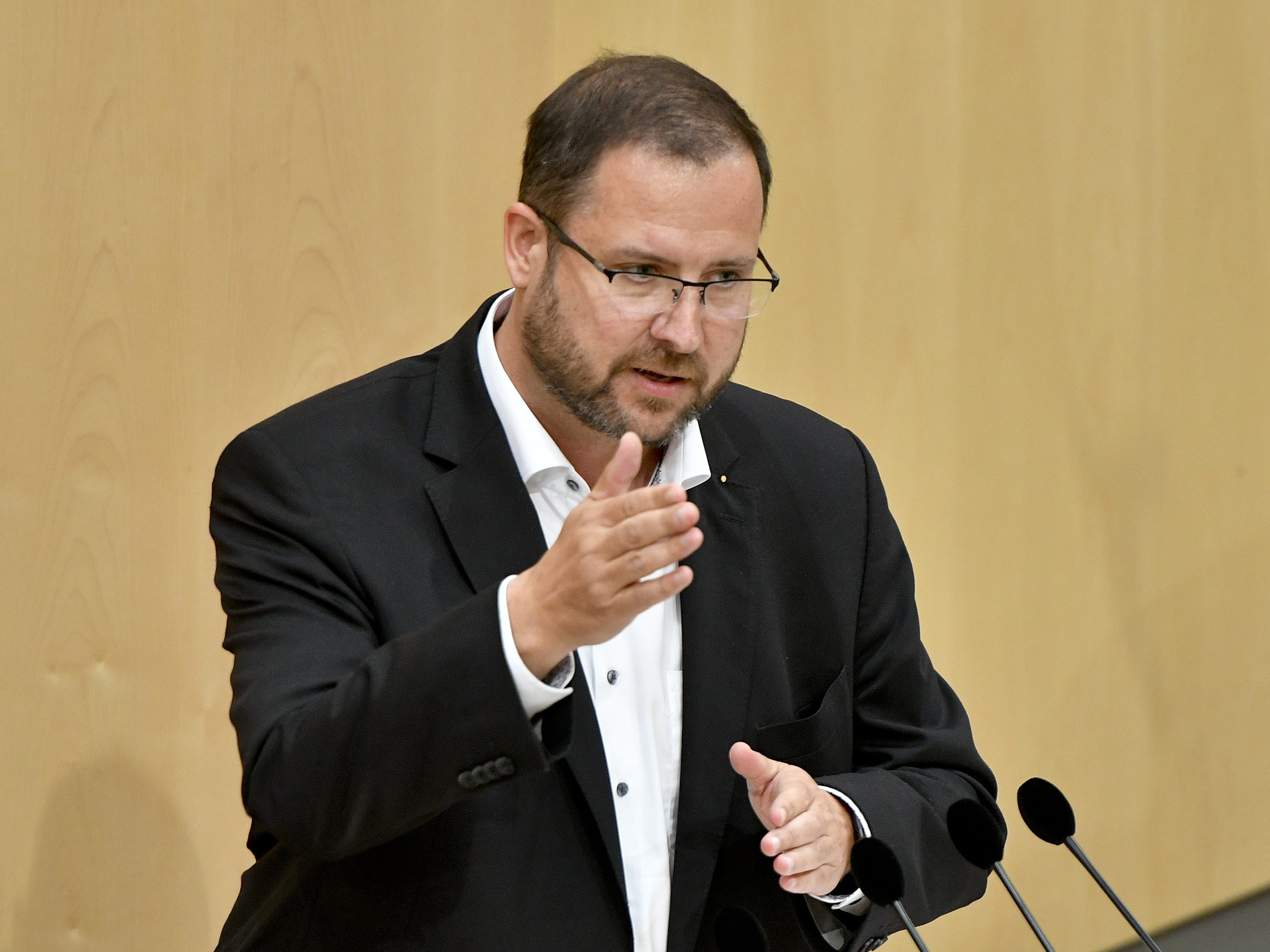 Ermittlungen gegen FPÖ-Hafenecker wegen gefälschter Covid-Zertifikate.