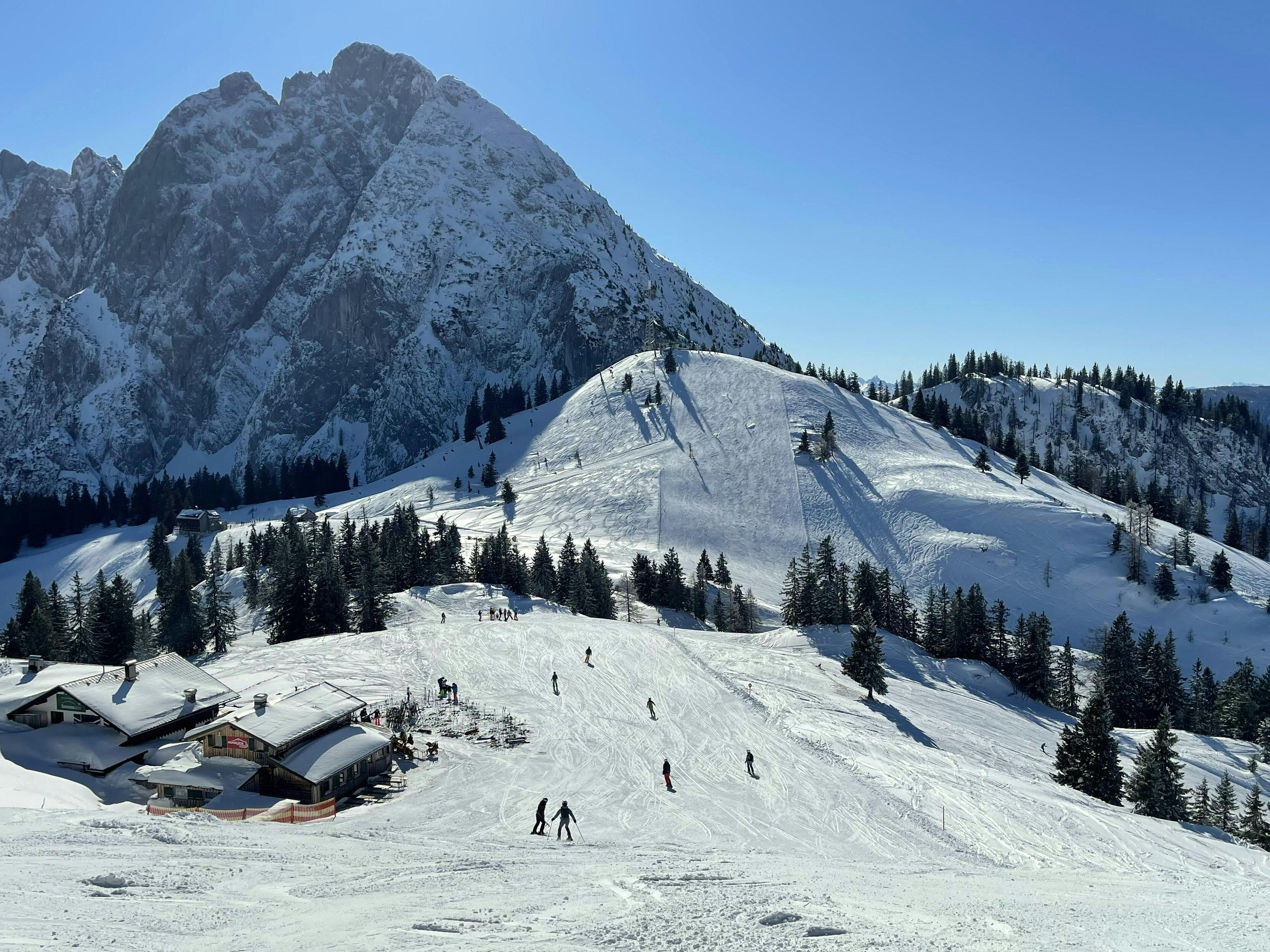 In der Wintersaison 2022/23 wird es aufgrund der Schmelze keinen Skibetrieb am Dachstein-Gletscher geben. In der Wintersaison 2022/23 wird es aufgrund der Schmelze keinen Skibetrieb am Dachstein-Gletscher geben.