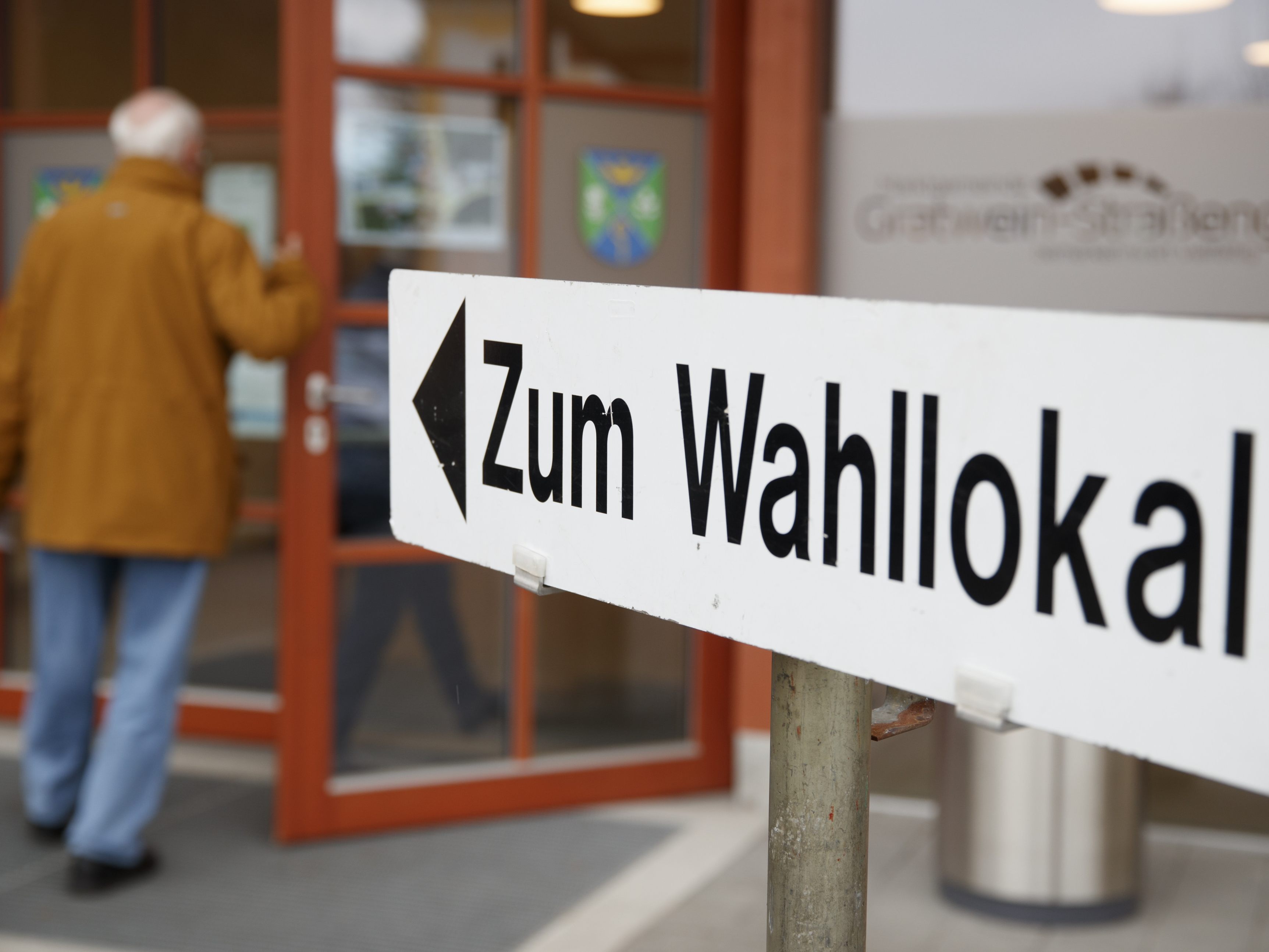 In Wien und Innsbruck haben die Wahllokale am Tag der Bundspräsidentschaftswahl bis 17.00 Uhr offen.