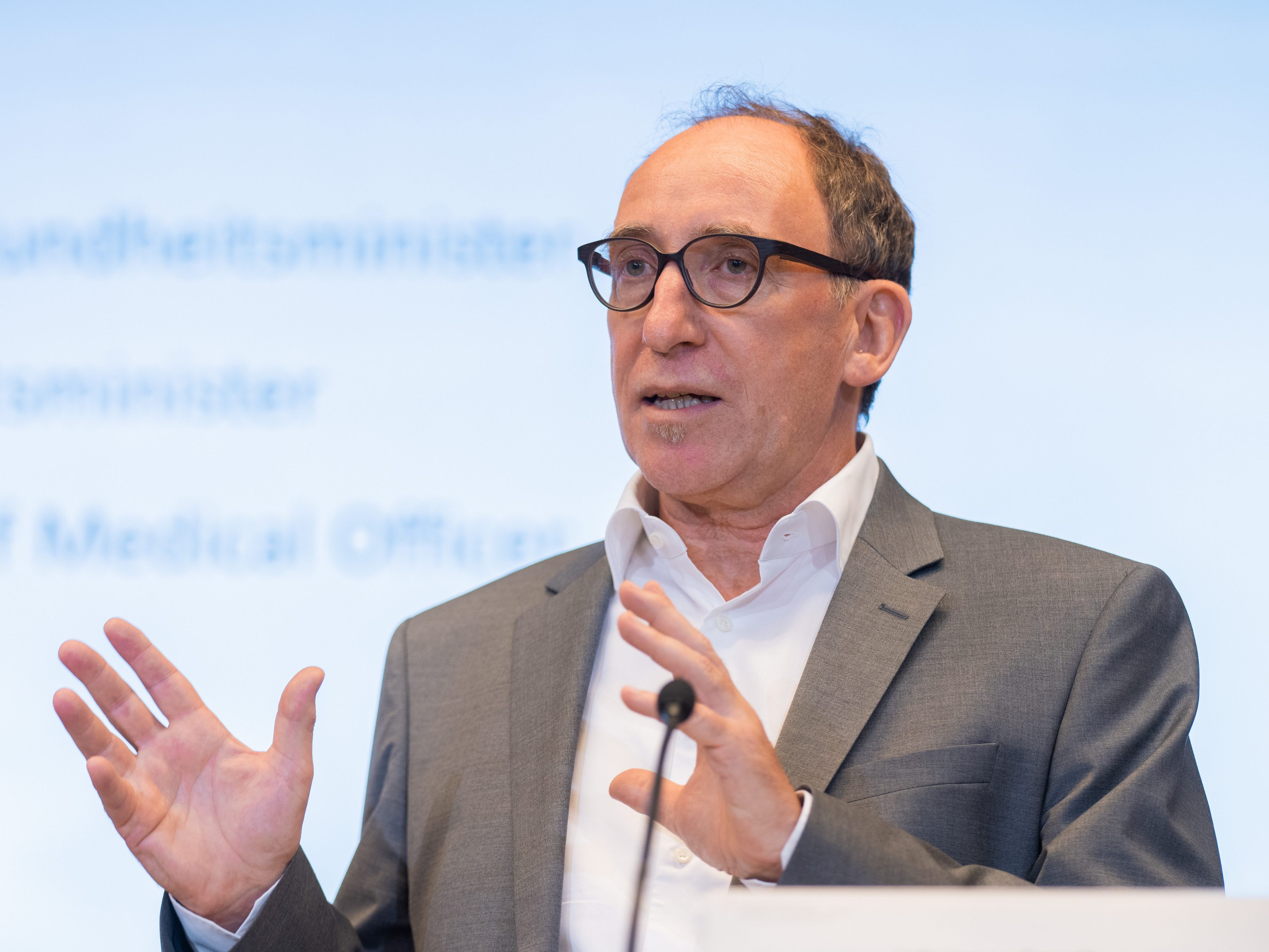 Gesundheitsminister Johannes Rauch (Grüne) ändert das Epidemiegesetz nach Kritik vom Rechnungshof. Gesundheitsminister Johannes Rauch (Grüne) ändert das Epidemiegesetz nach Kritik vom Rechnungshof.