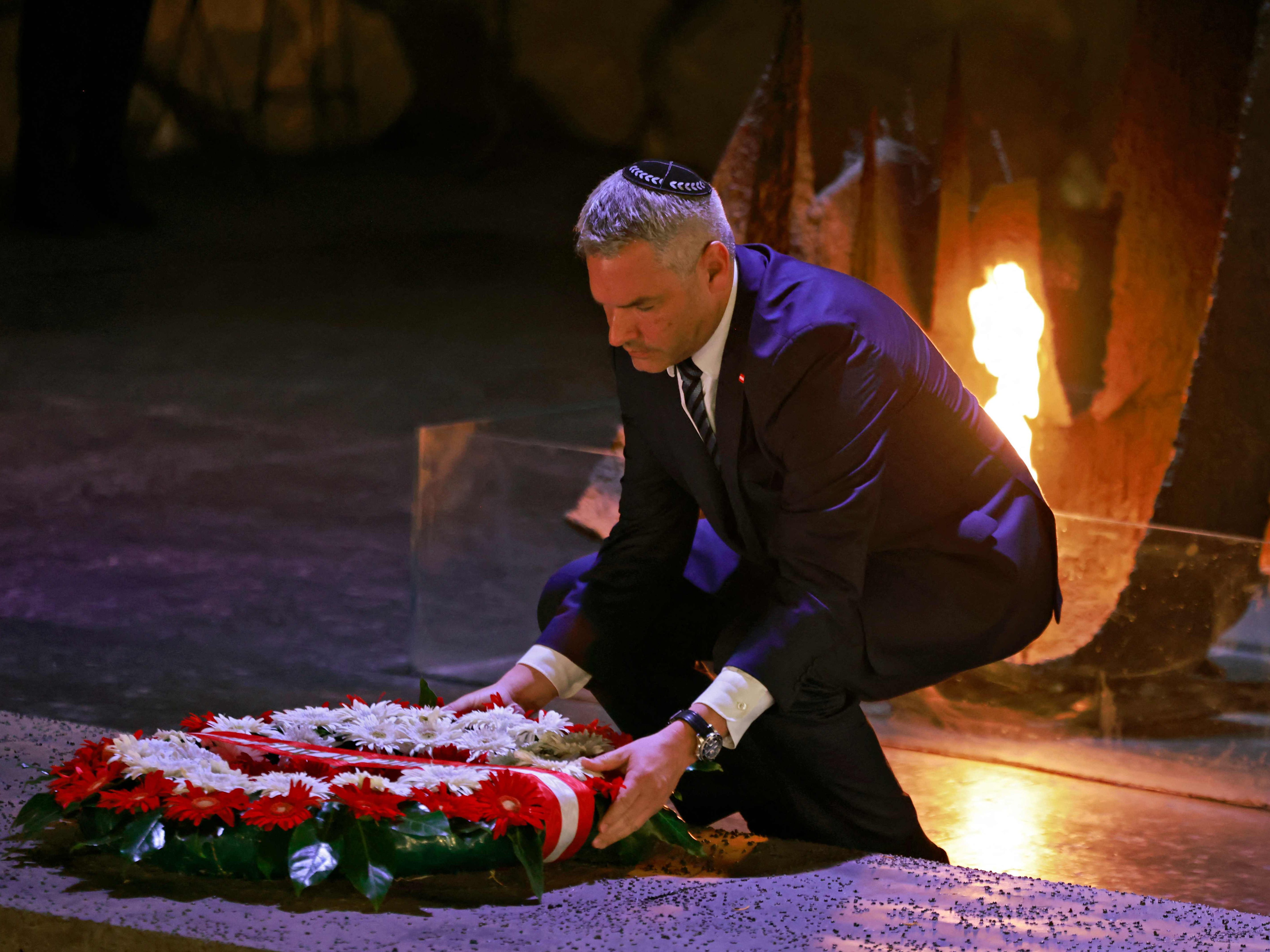 Bundeskanzler Nehammer bei seinem Besuch in der Holocaust-Gedenkstätte Yad Vashem im Juli.