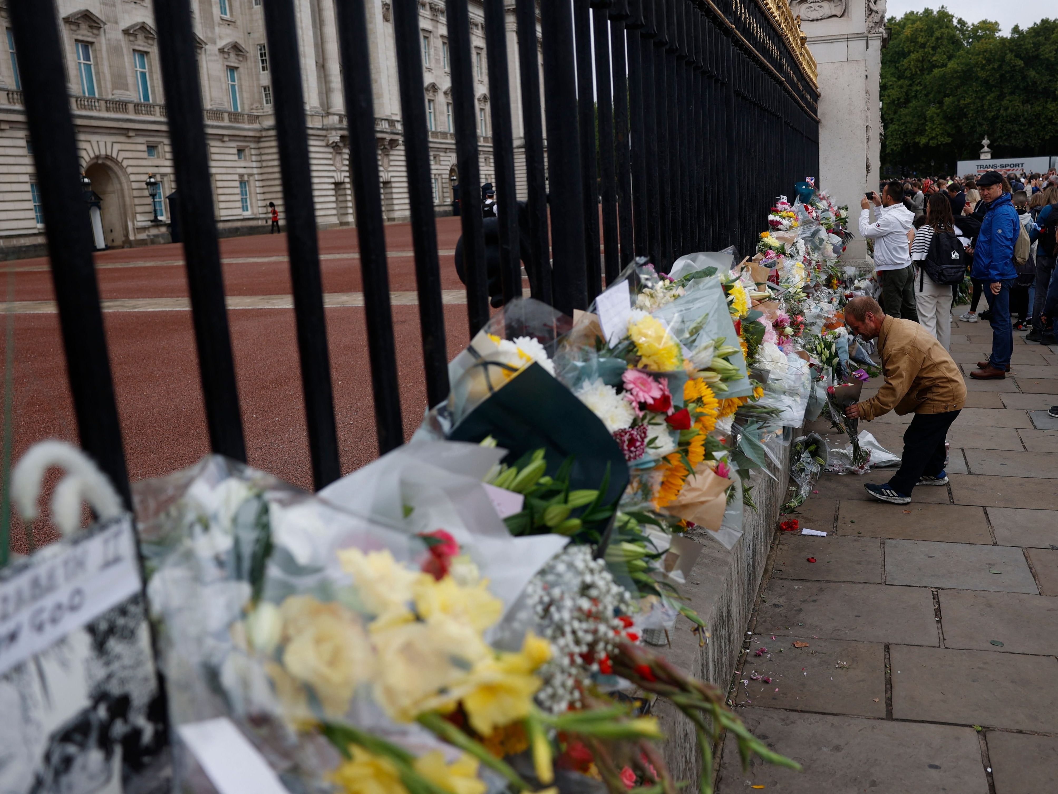 Wie viele Menschen in London machte sich auch die Österreicherin Kerstin, nach dem Tod von Queen Elizabeth II., auf den Weg zum Buckingham Palace. Wie viele Menschen in London machte sich auch die Österreicherin Kerstin, nach dem Tod von Queen Elizabeth II., auf den Weg zum Buckingham Palace.