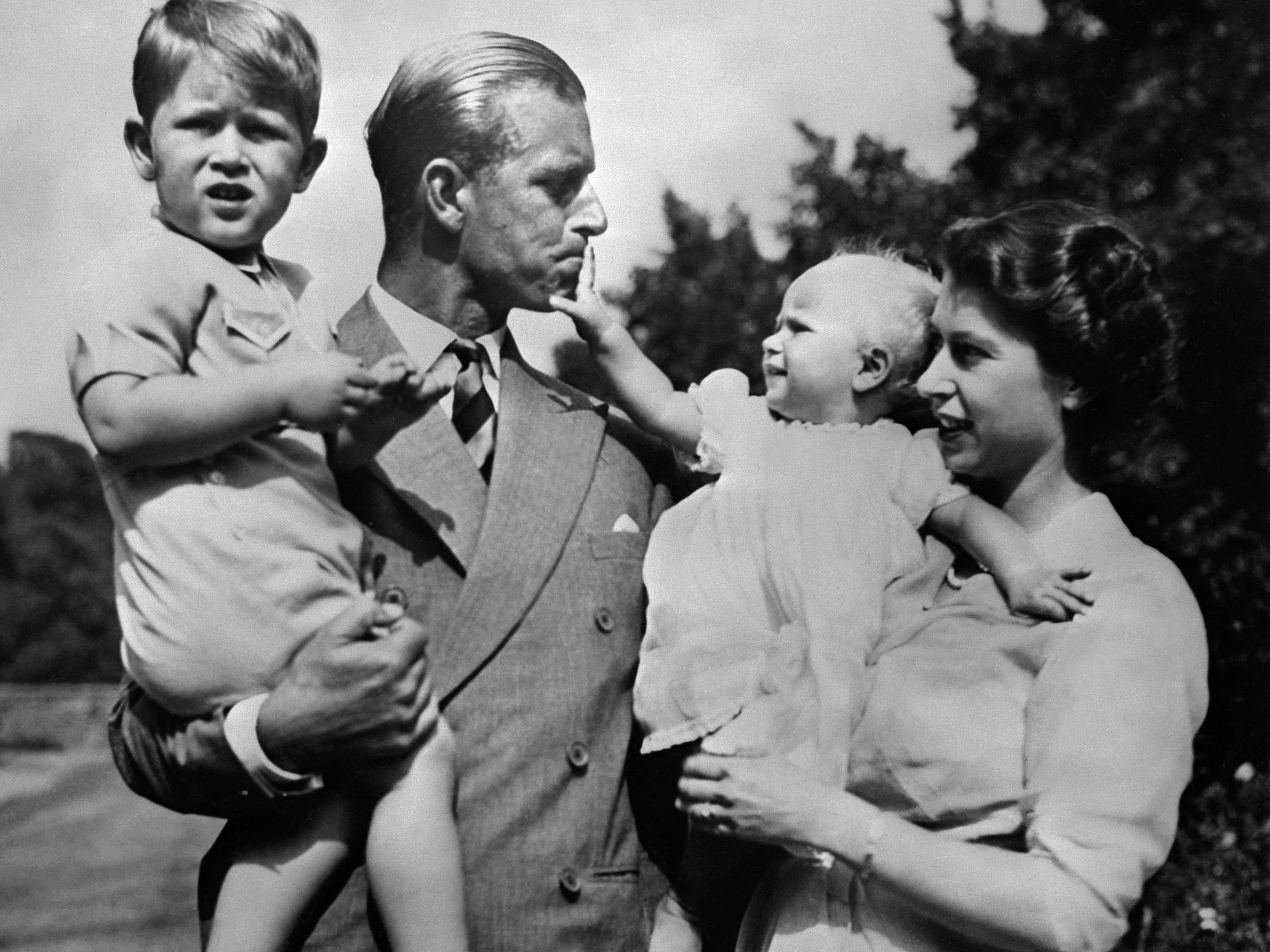 Die Königin mit Prinz Philip und den Kindern Charles und Anne. Die Königin mit Prinz Philip und den Kindern Charles und Anne.