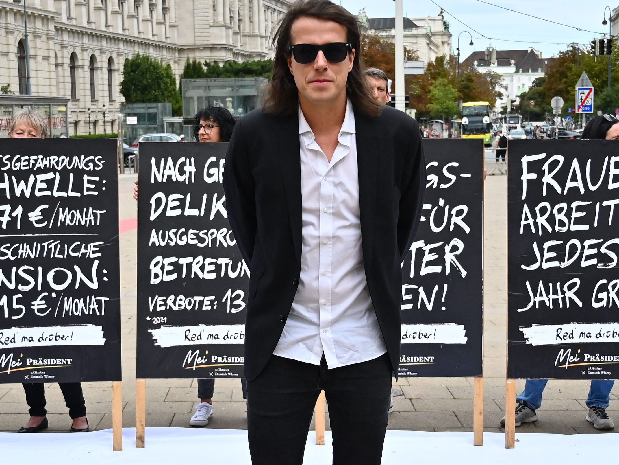 Dominik Wlazny präsentiert seine zweite Plakatkampagne.