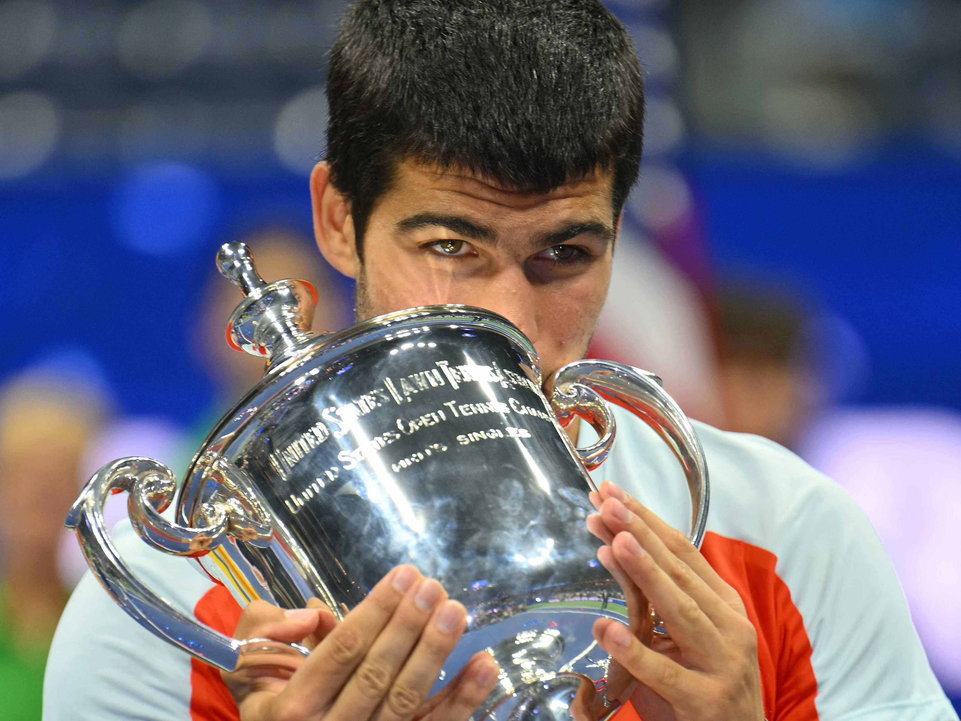 Der Spanier Carlos Alcaraz hat seinen ersten Grand-Slam-Titel gewonnen und sich zum jüngsten Weltranglistenersten der Tennis-Geschichte gekürt. Der Spanier Carlos Alcaraz hat seinen ersten Grand-Slam-Titel gewonnen und sich zum jüngsten Weltranglistenersten der Tennis-Geschichte gekürt.