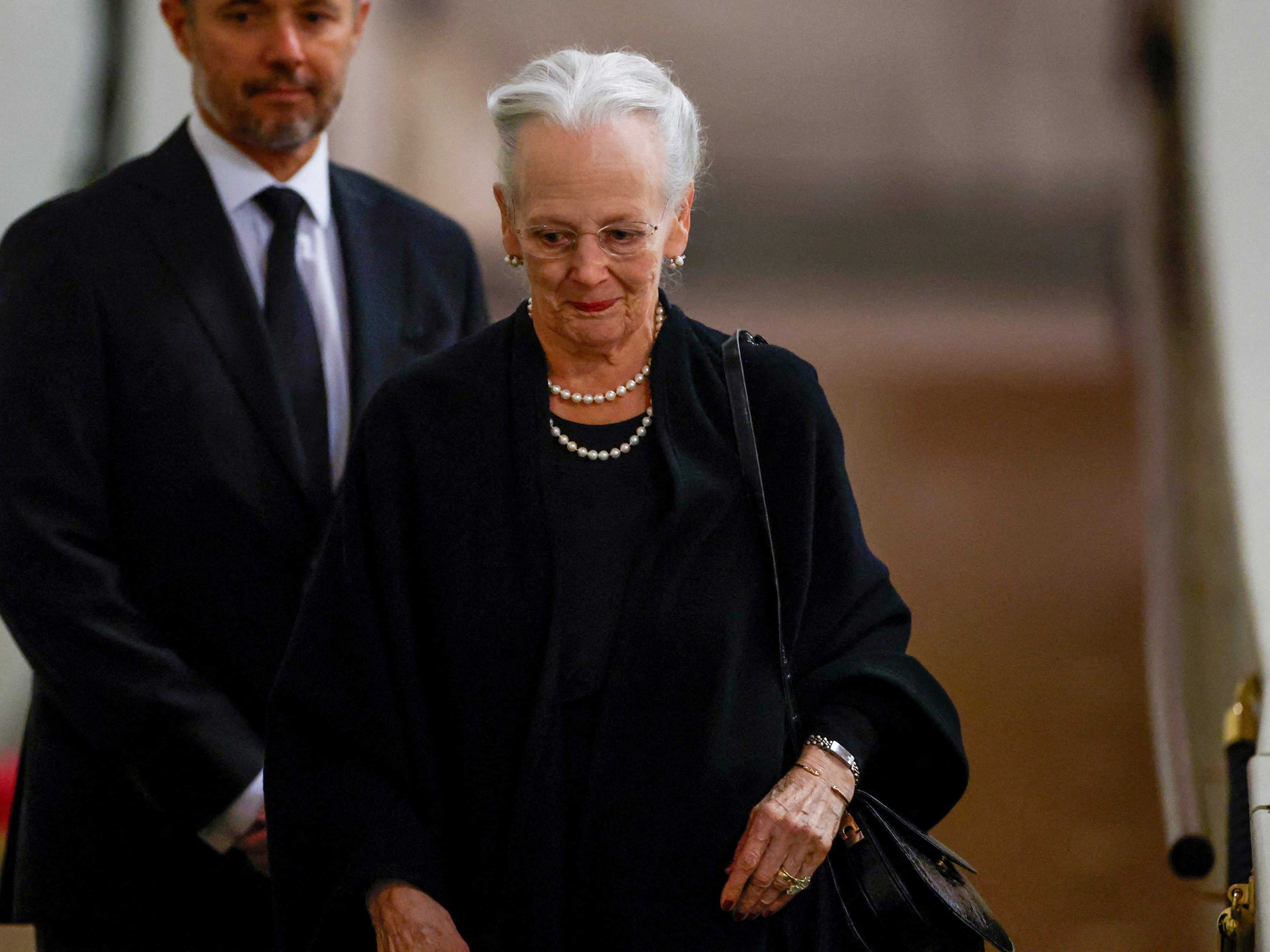 Dänische Königin nach Queen-Trauerfeier positiv auf Corona getestet. Dänische Königin nach Queen-Trauerfeier positiv auf Corona getestet.
