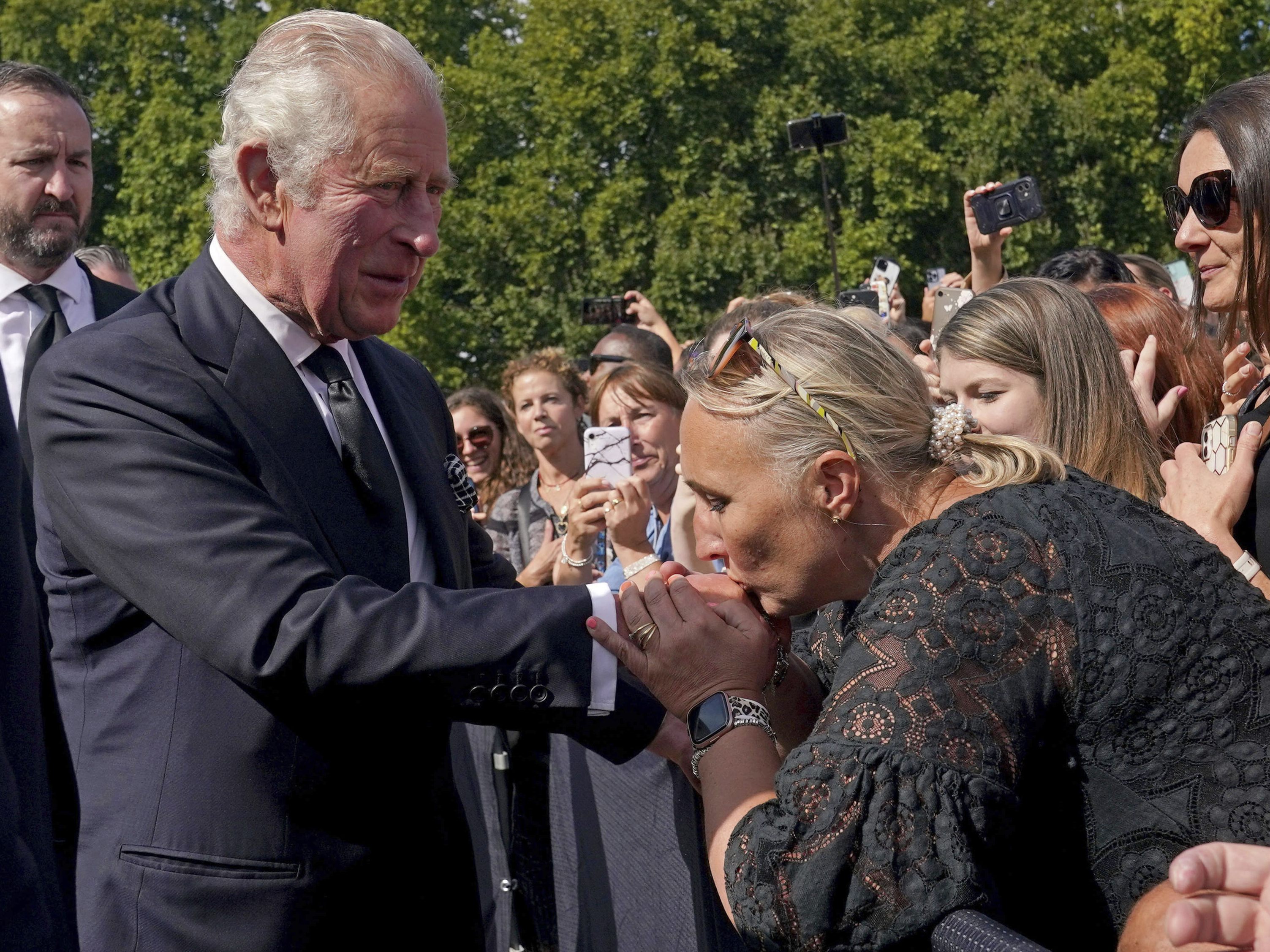 Tausende Briten empfingen König Charles jubelnd in London. Tausende Briten empfingen König Charles jubelnd in London.