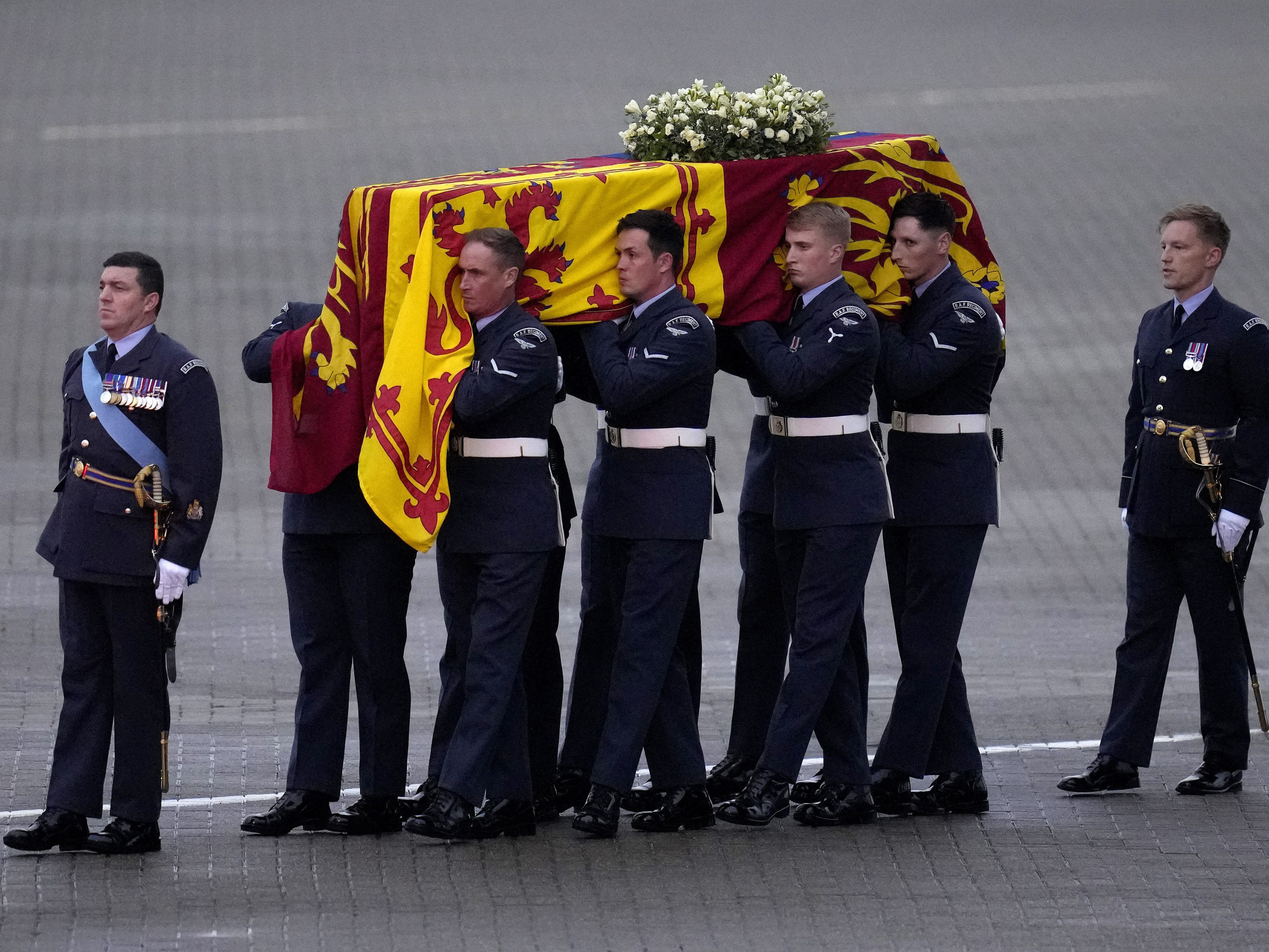 Die verstorbene Queen Elizabeth II. wird in der Westminster Hall aufgebahrt.