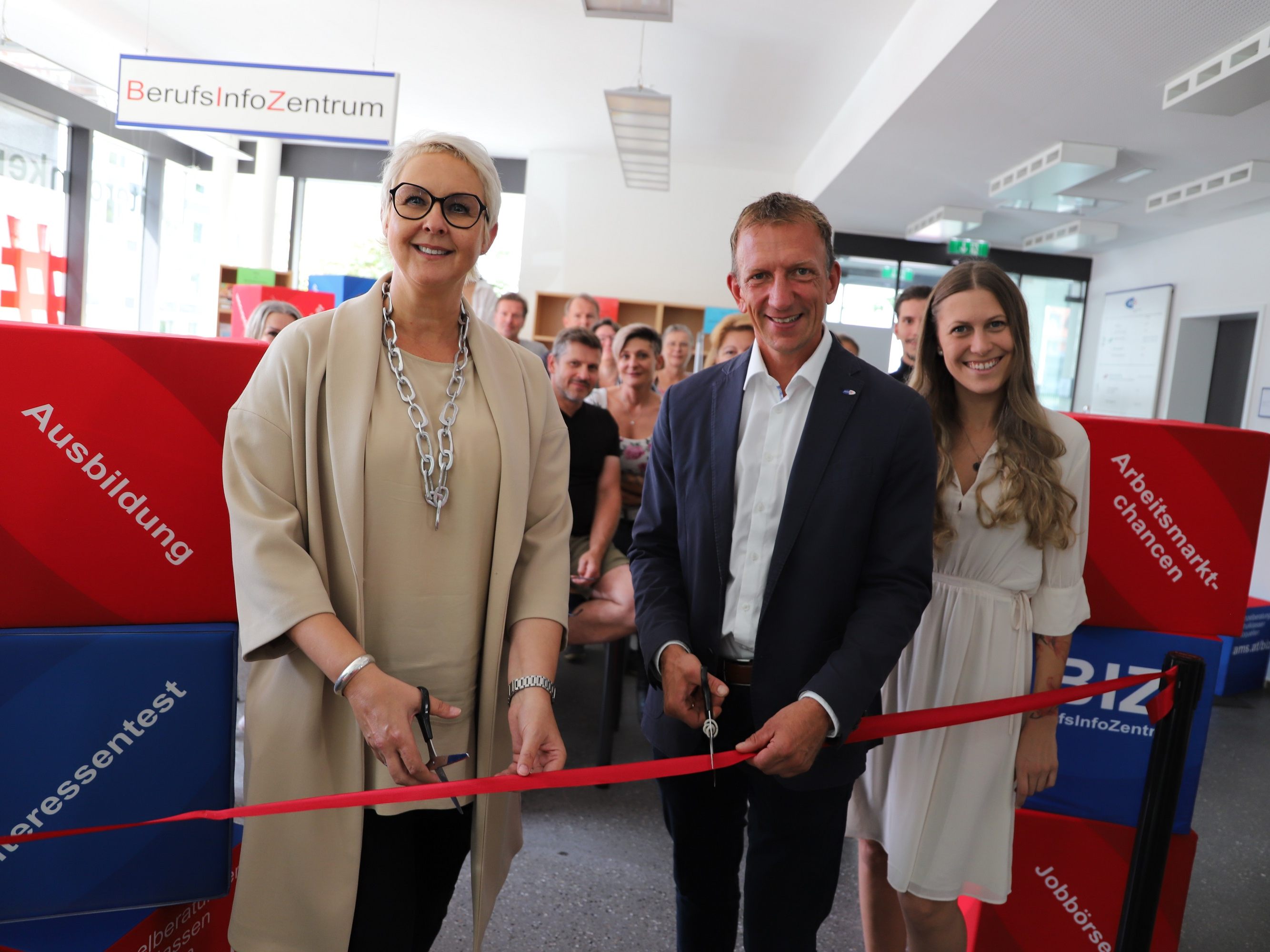 Eröffnungsfeier: v.li. Geschäftsstellenleiterin des AMS Feldkirch, Andrea Walch-Riedmann mit Landesgeschäftsführer des AMS Vorarlberg, Bernhard Bereuter und BIZ Leiterin, Eva Grobner.