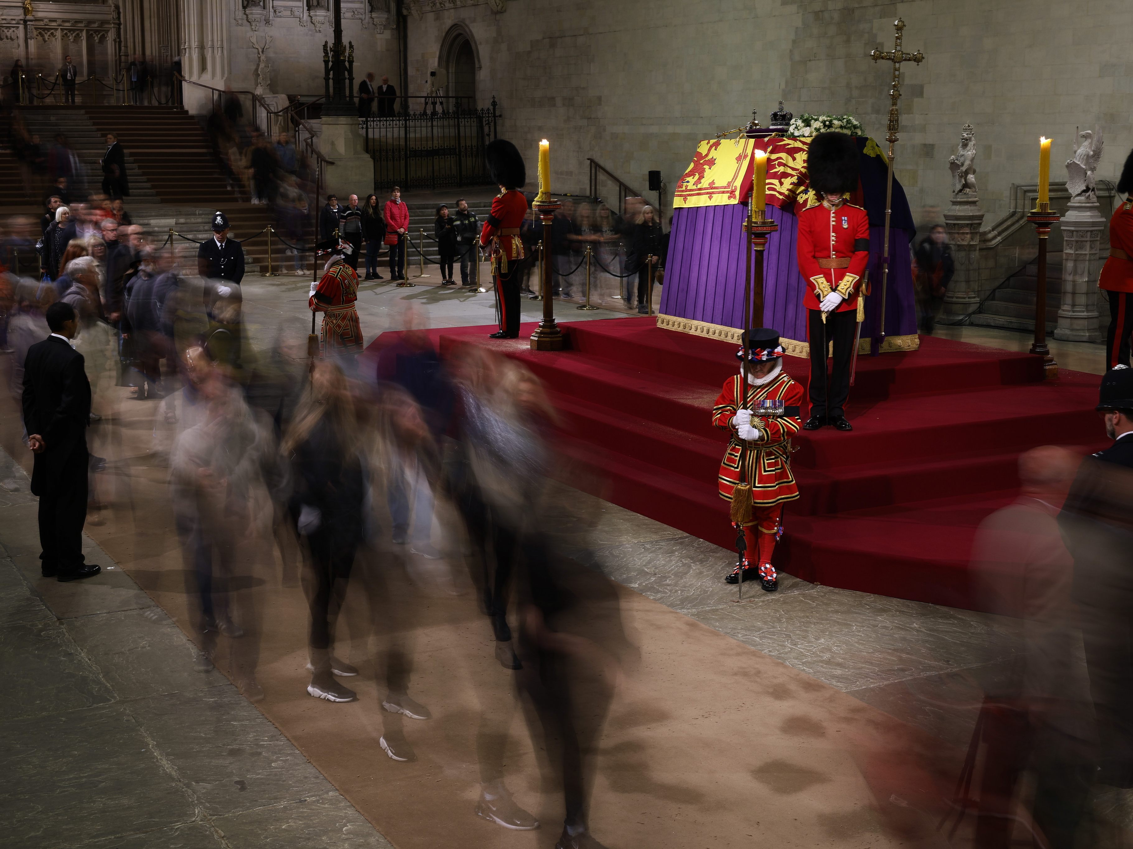24 Stunden Wartezeit für Queen-Abschied - Zwischenfall am Sarg 24 Stunden Wartezeit für Queen-Abschied - Zwischenfall am Sarg