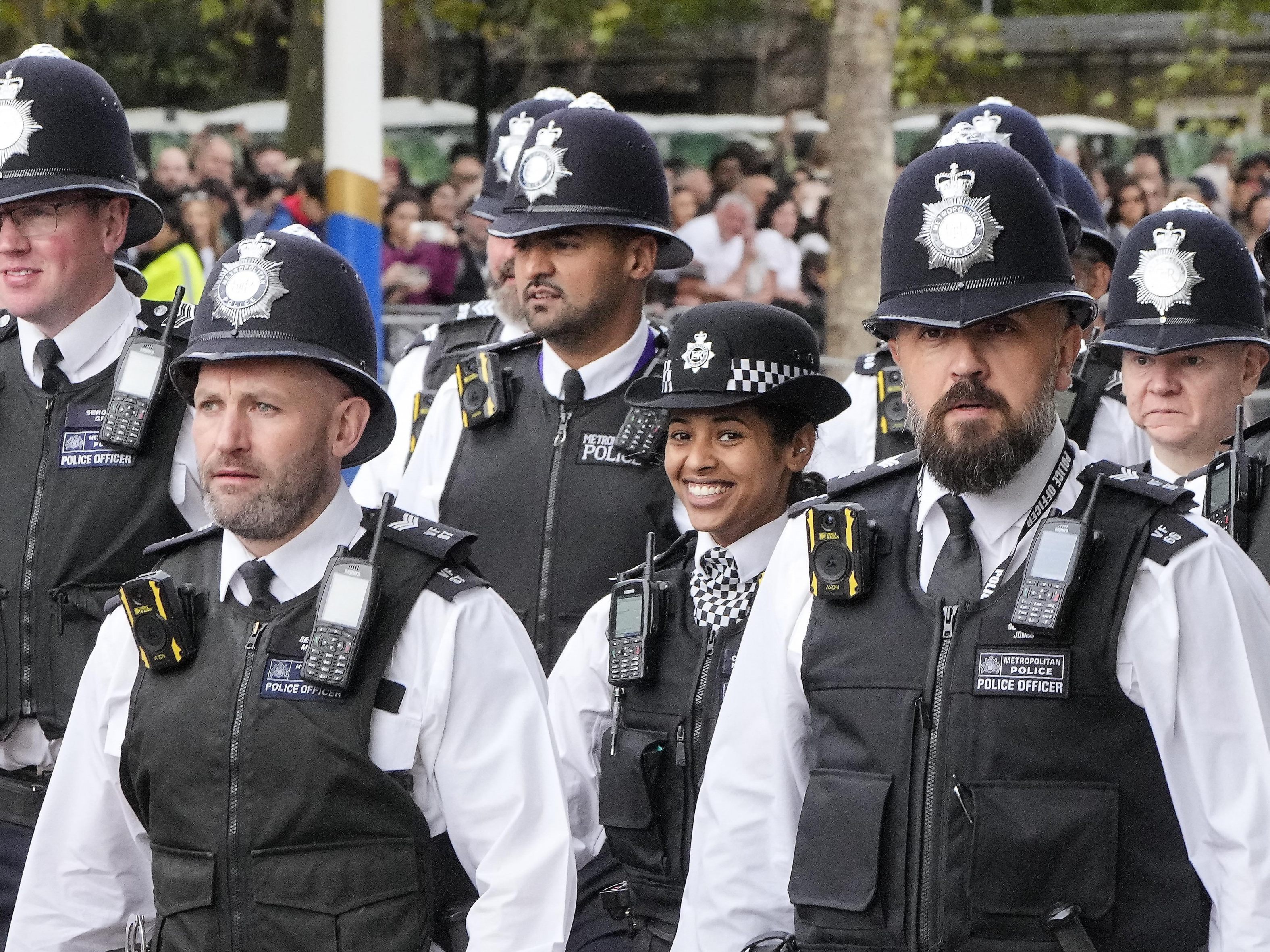 Britische Polizisten vor dem Buckingham-Palast.