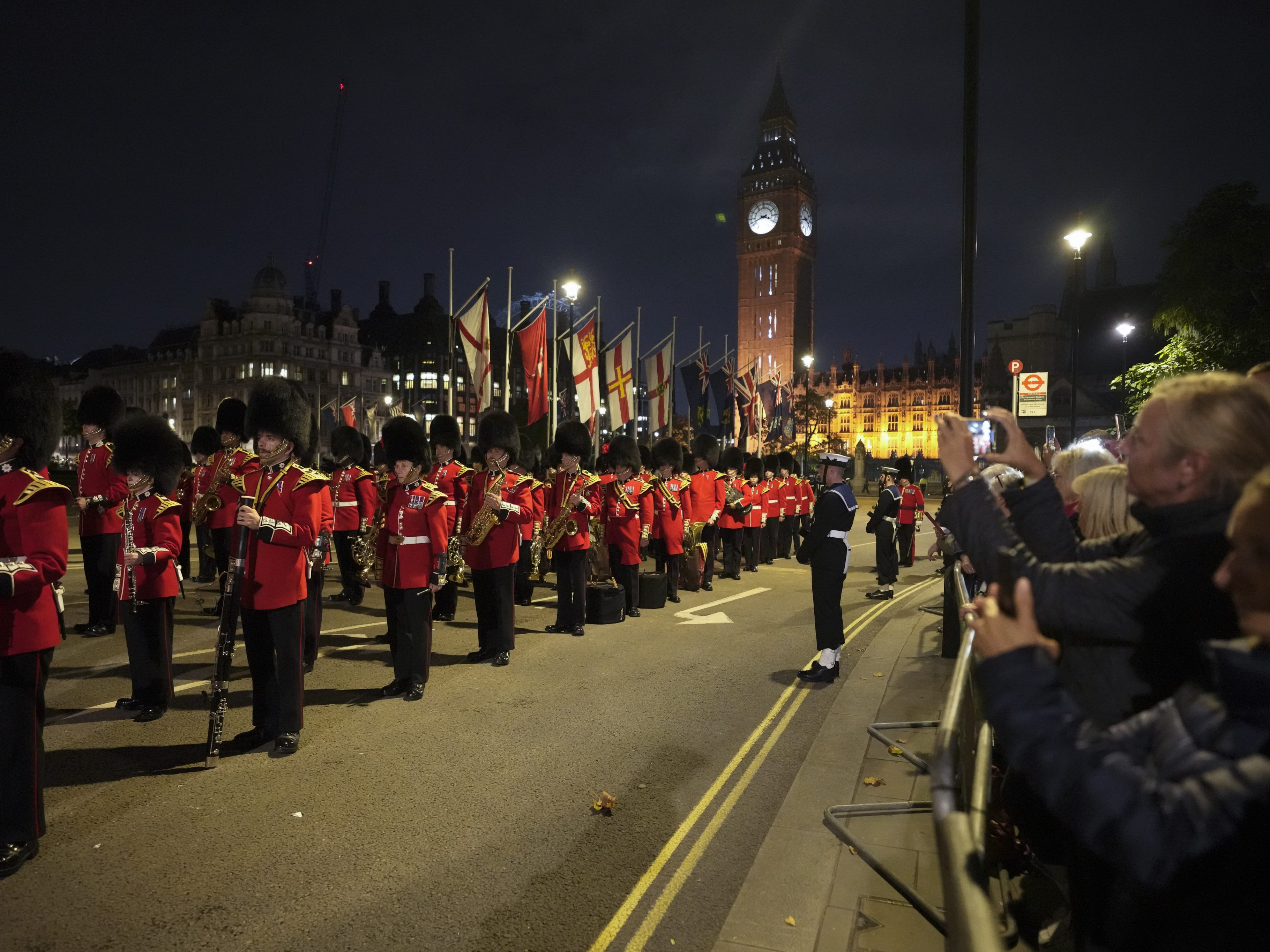 Nächtliche Proben der Soldaten in London.