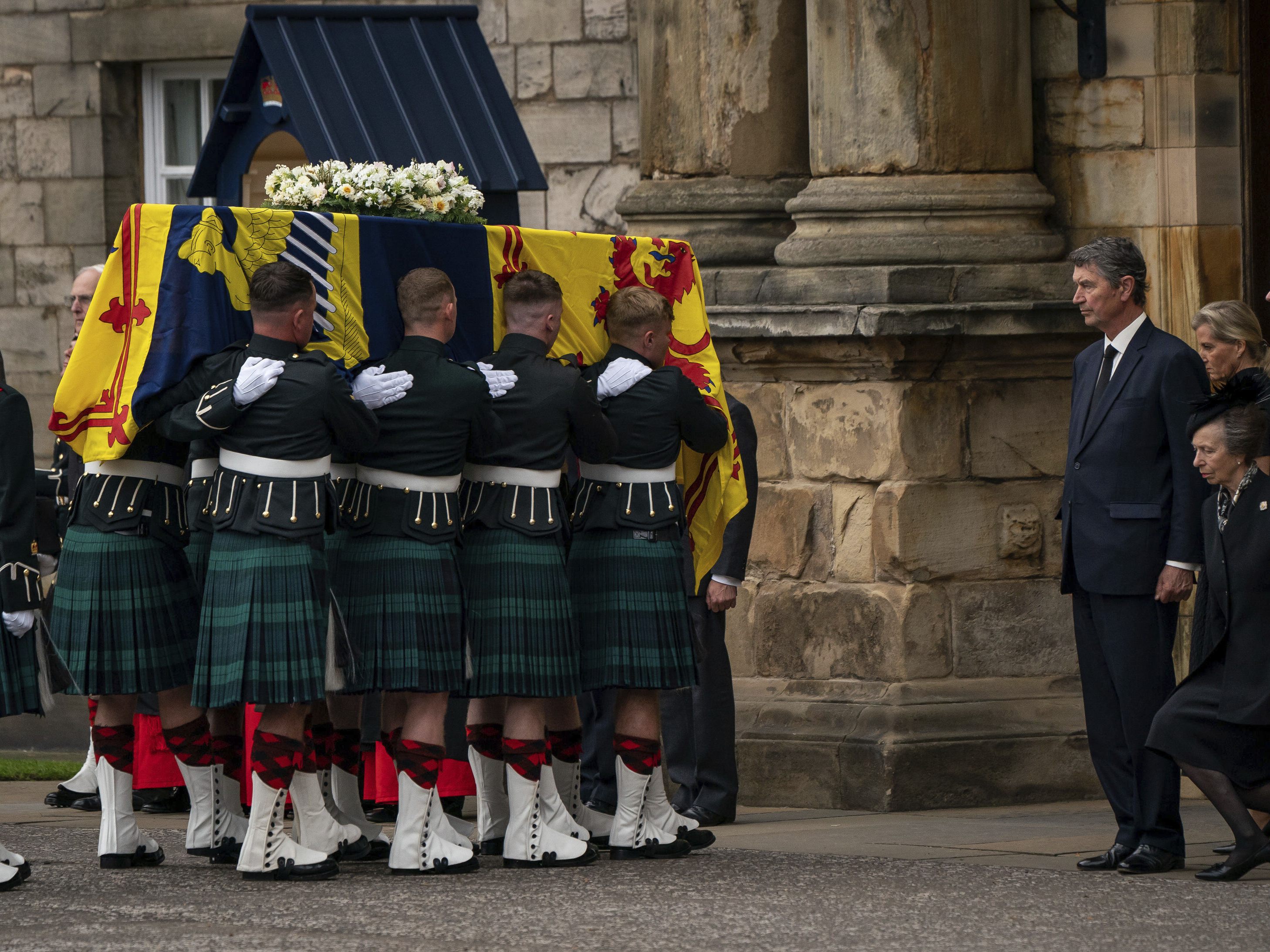 Sarg in Edinburgh angekommen: Schottland nimmt Abschied von der Queen. Sarg in Edinburgh angekommen: Schottland nimmt Abschied von der Queen.