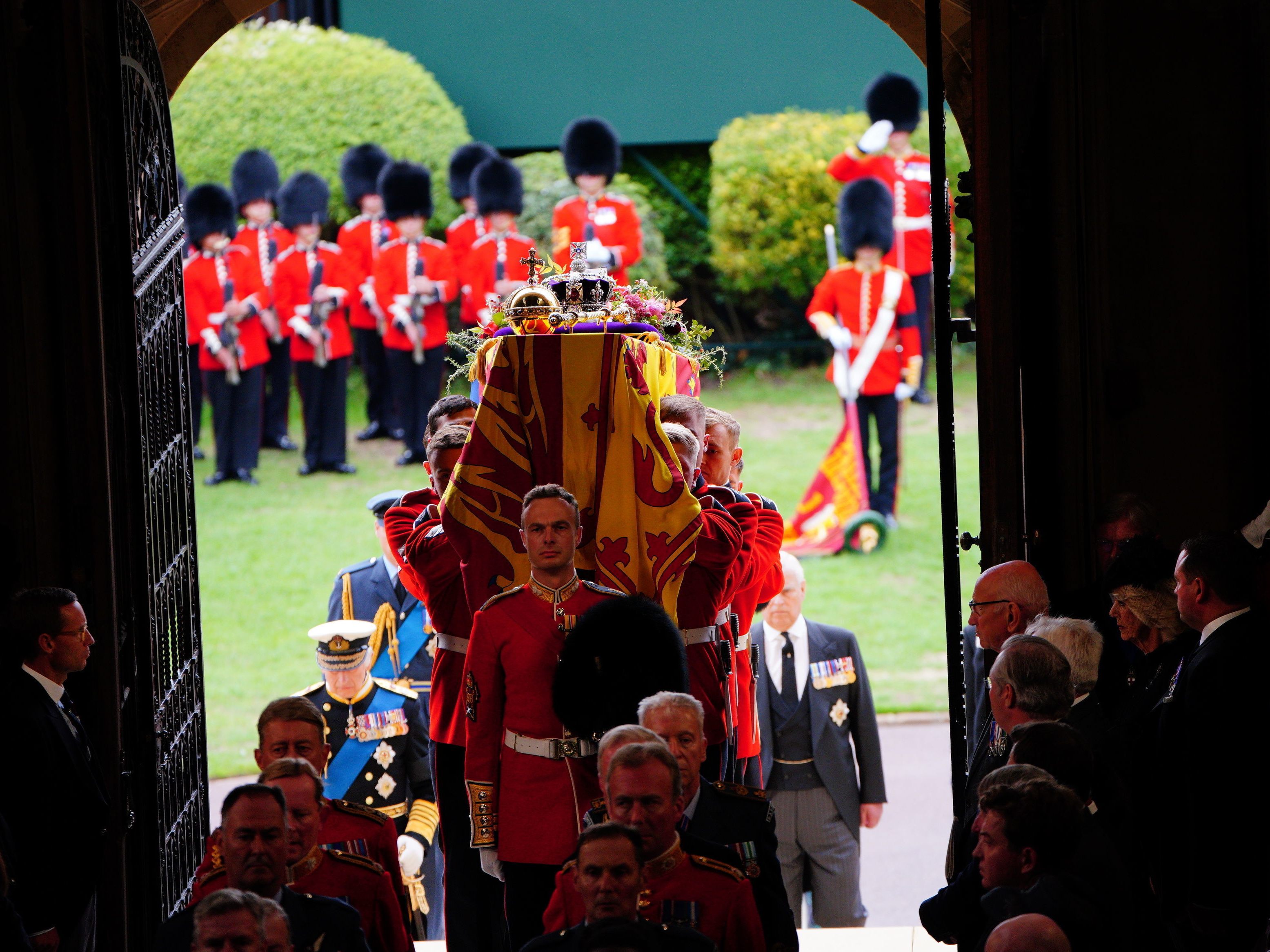 Windsor Castle: Der Sarg der Queen auf dem Weg in die St. George's Chapel. Windsor Castle: Der Sarg der Queen auf dem Weg in die St. George's Chapel.