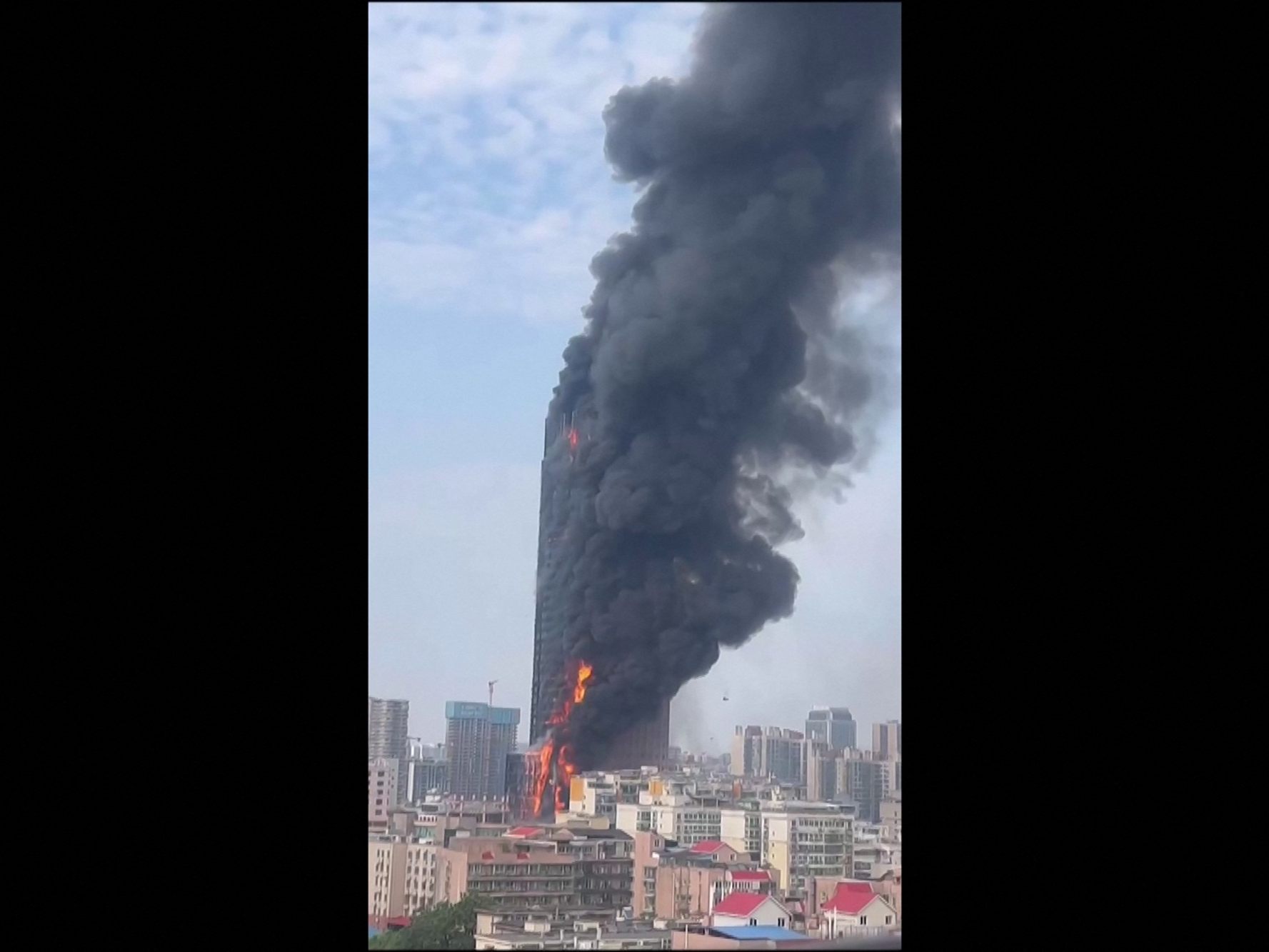 Feuerwehr fand nach Löschen des Feuers in Changsha zunächst keine Opfer. Feuerwehr fand nach Löschen des Feuers in Changsha zunächst keine Opfer.