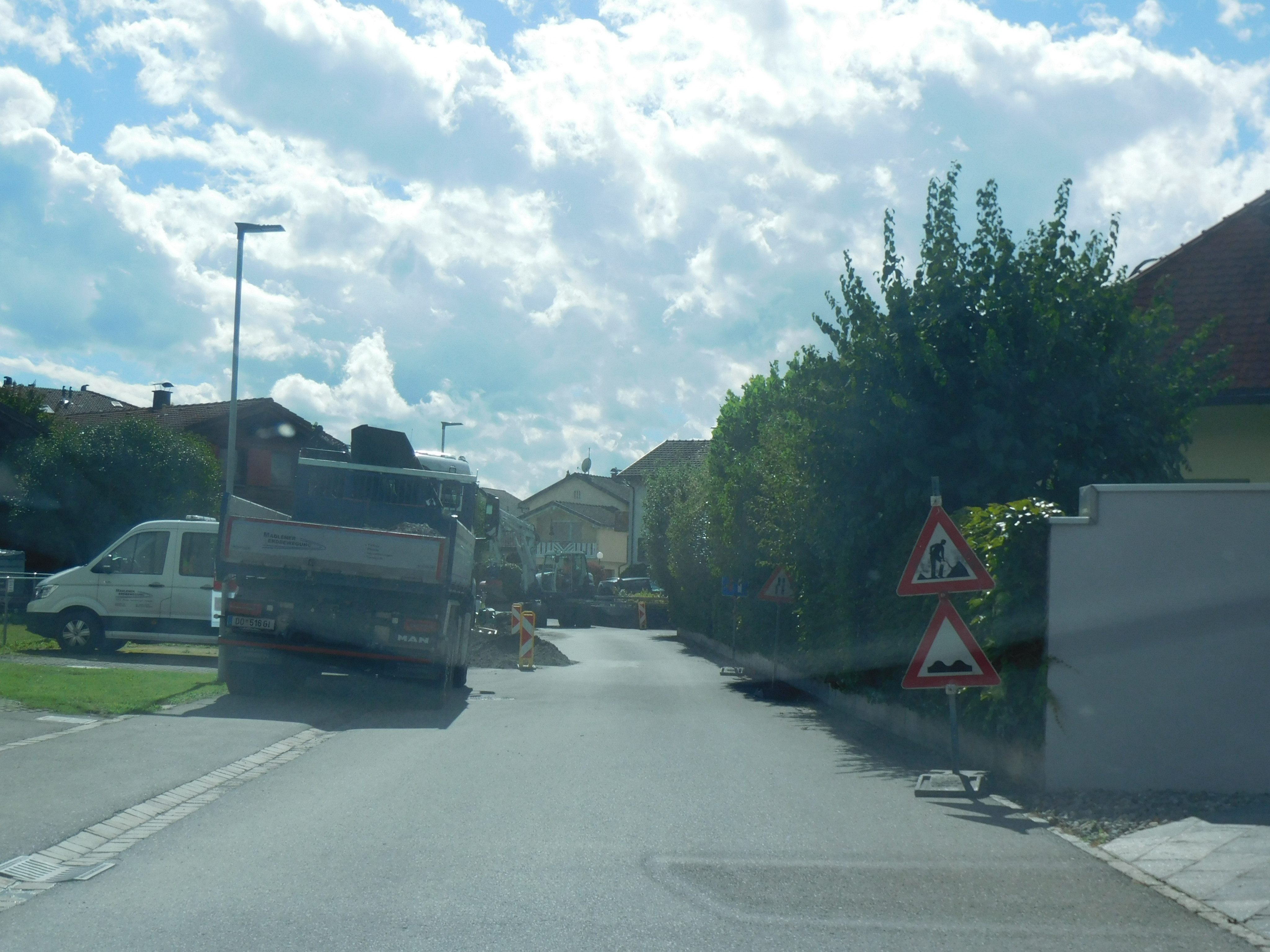 In der Konstanzerstraße werden derzeit Grabungs- und Verlegungsarbeiten an der Straße durchgeführt