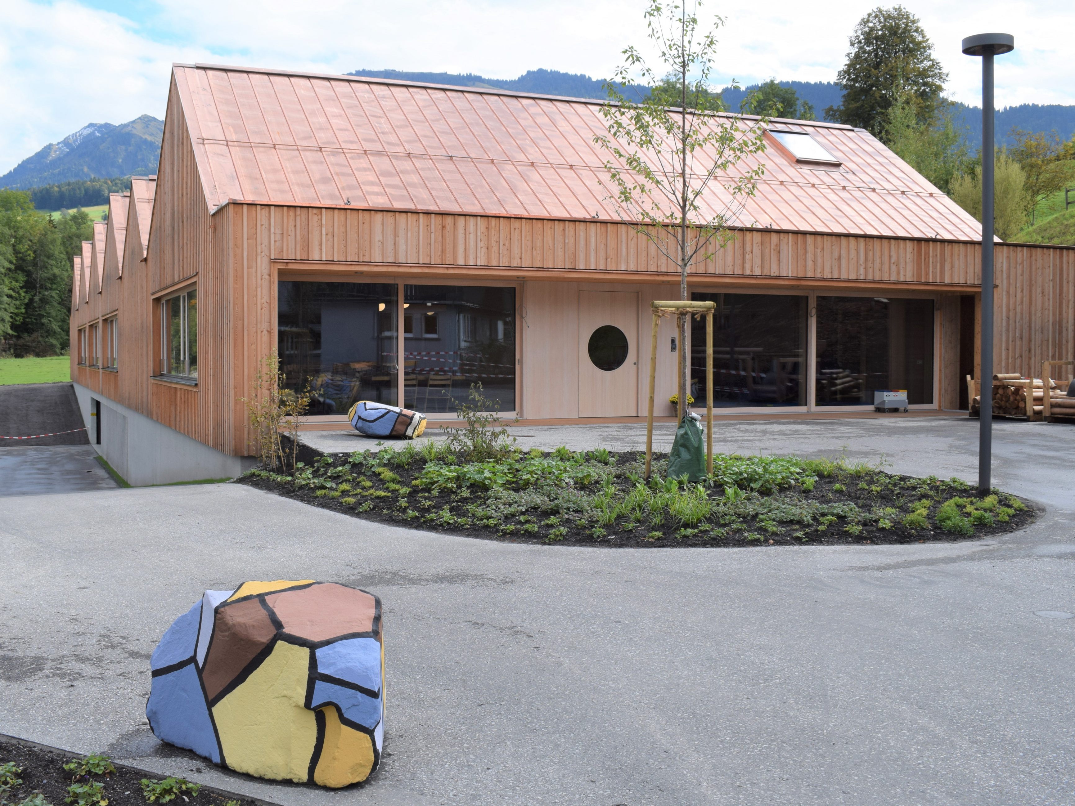 51 Egger und Andelsbucher Kinder werden aktuell im neuen „Bienenhaus" betreut. 51 Egger und Andelsbucher Kinder werden aktuell im neuen „Bienenhaus" betreut.