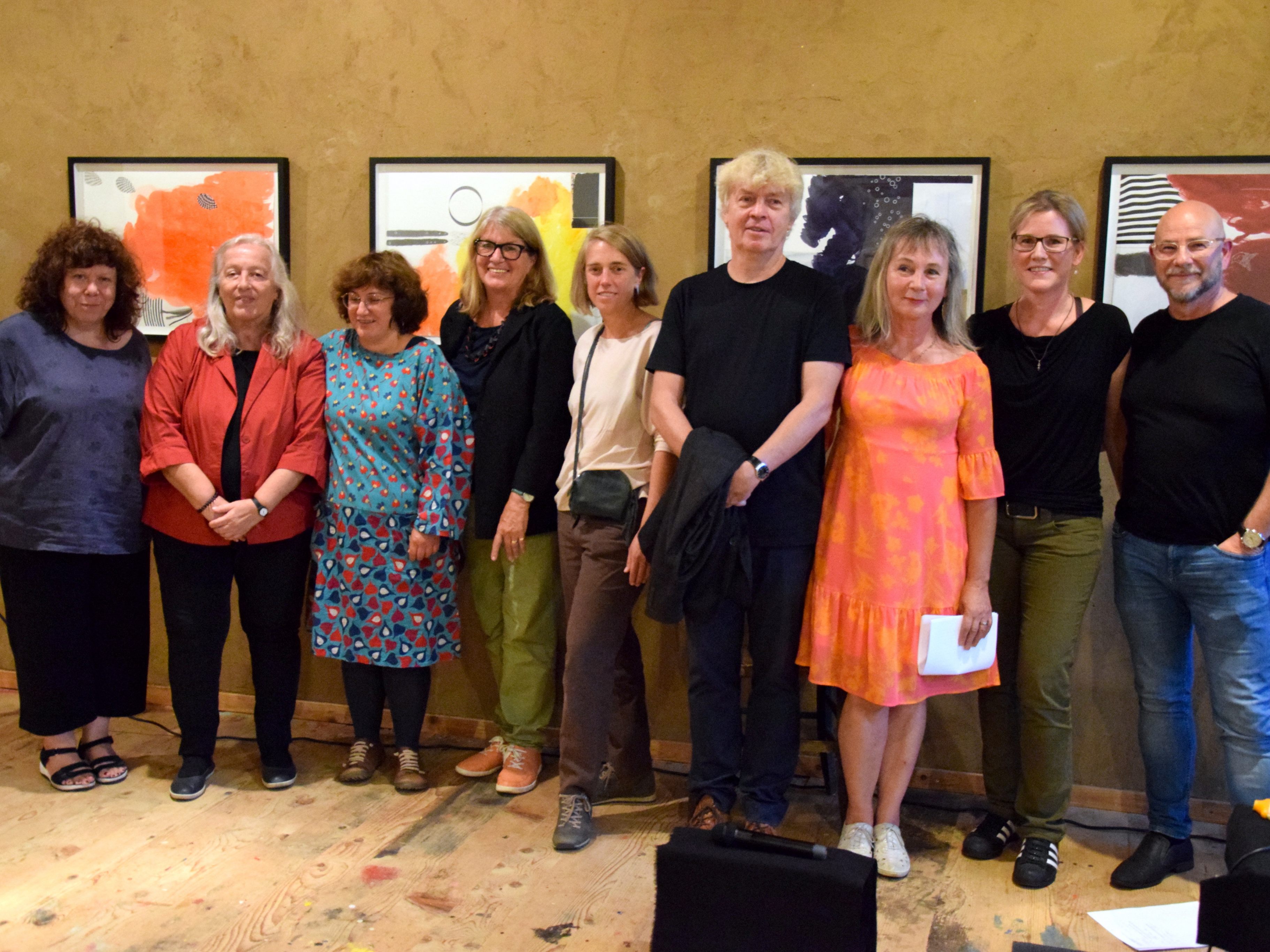 Judith Batlogg, Irene Dworak-Dorowin, Desislava Unger, Helga Cmelka, Dorothea Rosenstock, Robert Svoboda, Erika Kronabitter, Denise Kronabitter und Arno Öhri (beide Klanglabor Liechtenstein) in der Scheune Lehen in St. Gerold Judith Batlogg, Irene Dworak-Dorowin, Desislava Unger, Helga Cmelka, Dorothea Rosenstock, Robert Svoboda, Erika Kronabitter, Denise Kronabitter und Arno Öhri (beide Klanglabor Liechtenstein) in der Scheune Lehen in St. Gerold