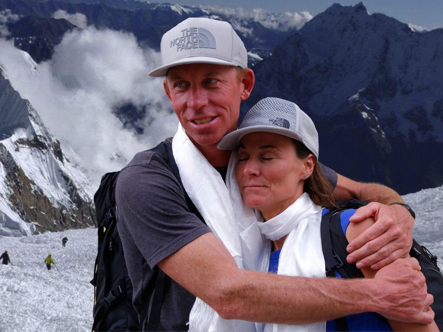 Die erfahrene amerikanische Skifahrerin und Weltrekordhalterin Hilaree Nelson wird nach einem Sturz in eine Gletscherspalte auf der Spitze des Mount Manaslu (Himalaya) weiter vermisst.