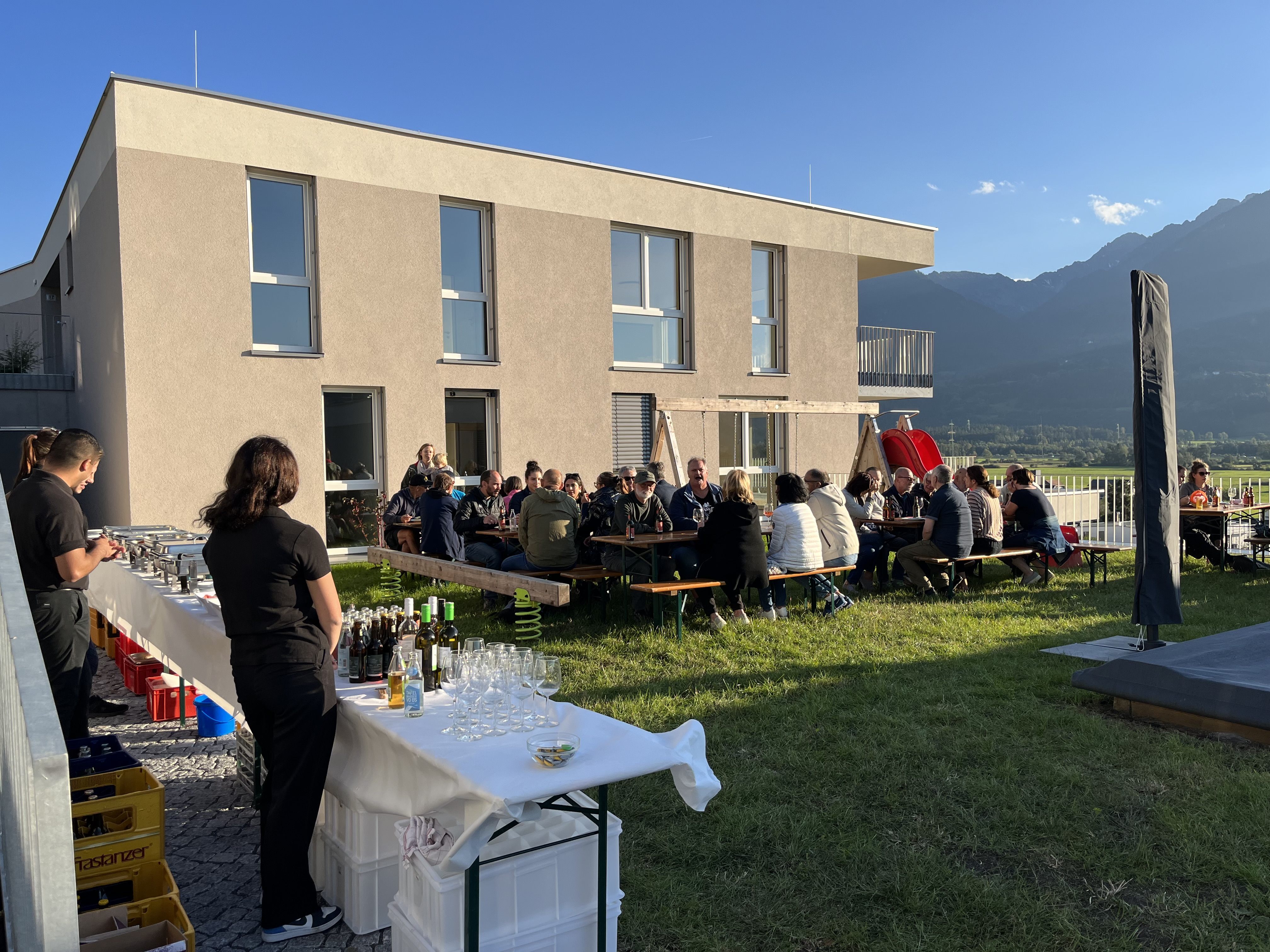 Mit einem gelungenen Einzugsfest wurde die Fertigstellung der Wohnanlage Viola in Satteins gefeiert Mit einem gelungenen Einzugsfest wurde die Fertigstellung der Wohnanlage Viola in Satteins gefeiert