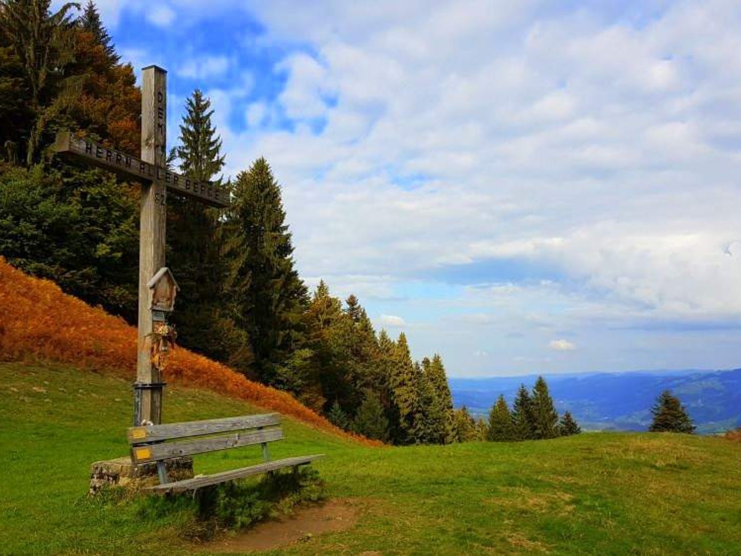 Am letzten Sonntag zum Abschluss der Sommerferien geht bei guter Witterung die Bergmesse am Schneiderkopf auf rund 920 m Seehöhe über die Bühne. Am letzten Sonntag zum Abschluss der Sommerferien geht bei guter Witterung die Bergmesse am Schneiderkopf auf rund 920 m Seehöhe über die Bühne.