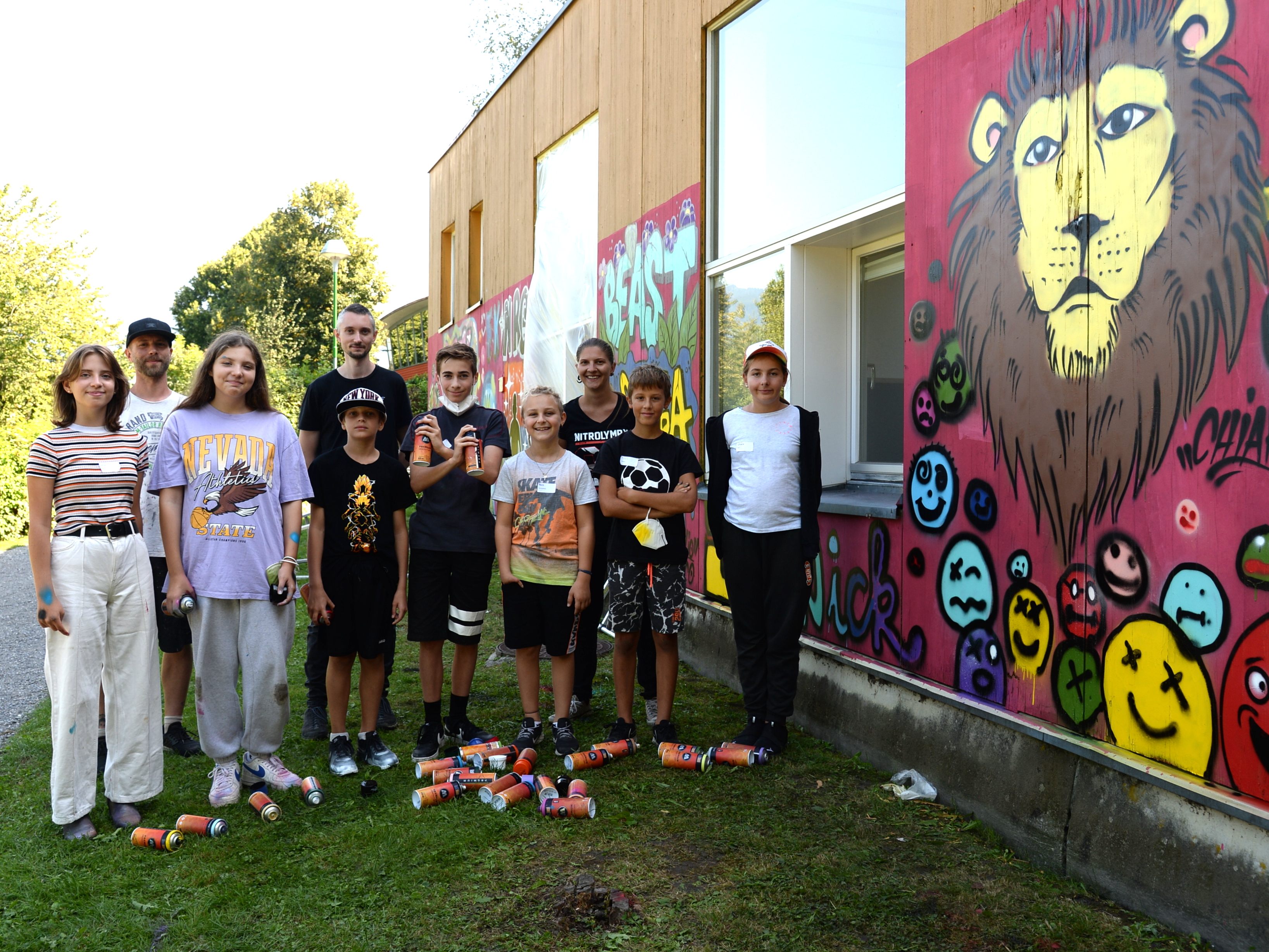 Stolz präsentierten die Graffitikünstler die neue Wand beim Kindergarten Stolz präsentierten die Graffitikünstler die neue Wand beim Kindergarten