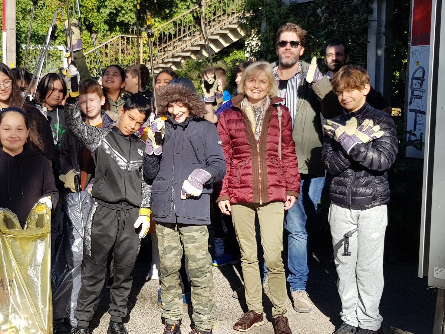 Schüler aus Wien-Hietzing sammelten im Rahmen einer Reinigungsaktion gemeinsam Müll.