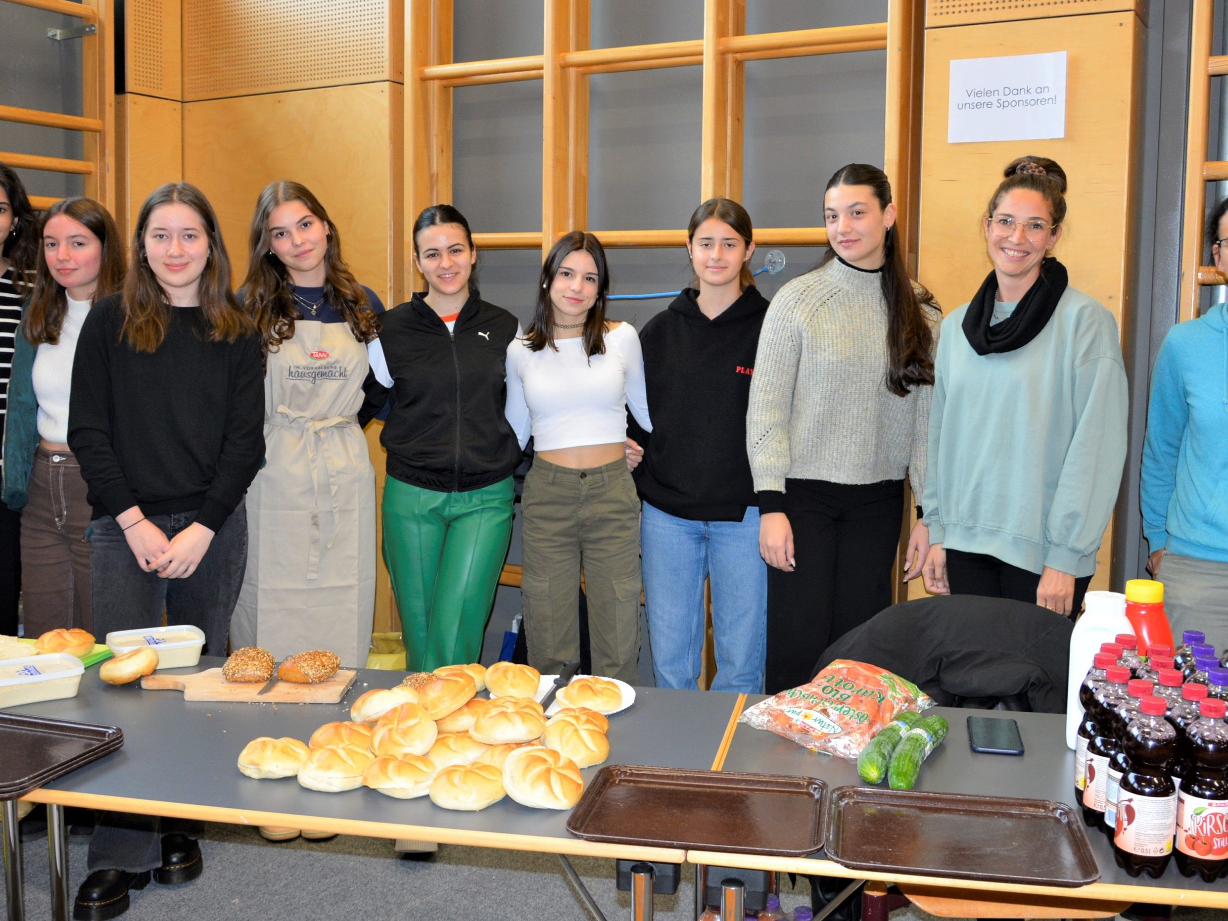 Die erste Gruppe der Schülerinnen mit den Professorinnen Stefanie Brandner und Julia Moosbrugger (rechts).