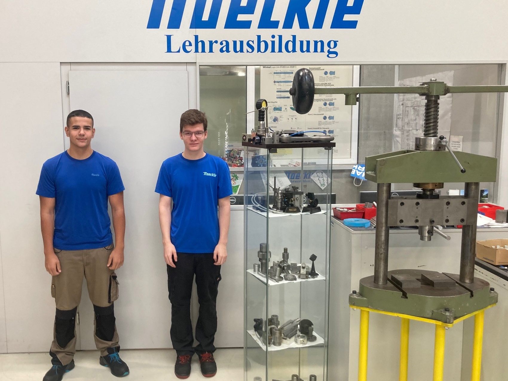 Hakan Alkan (links) und Ricardo Krobath haben am 1. September beim Pleuel- und Kurbelwellenhersteller Hoeckle Austria in Langenegg ihre Ausbildung zum Zerspanungstechniker gestartet.