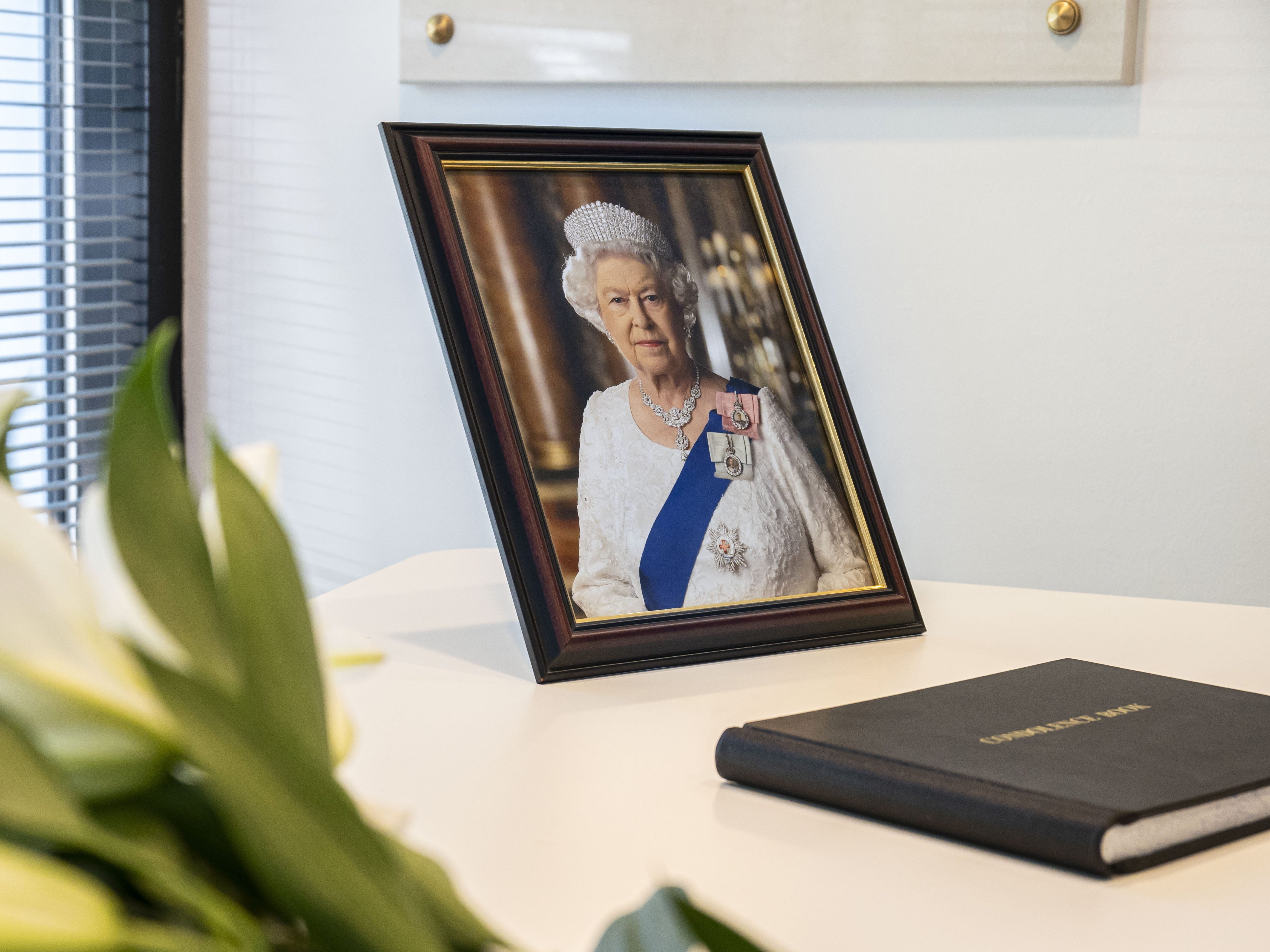 So wie hier in Ungarn, stellt auch die britische Botschaft in Wien ein Kondolenzbuch nach dem Tod von Queen Elizabeth II. für Beileidsbekundungen bereit. So wie hier in Ungarn, stellt auch die britische Botschaft in Wien ein Kondolenzbuch nach dem Tod von Queen Elizabeth II. für Beileidsbekundungen bereit.