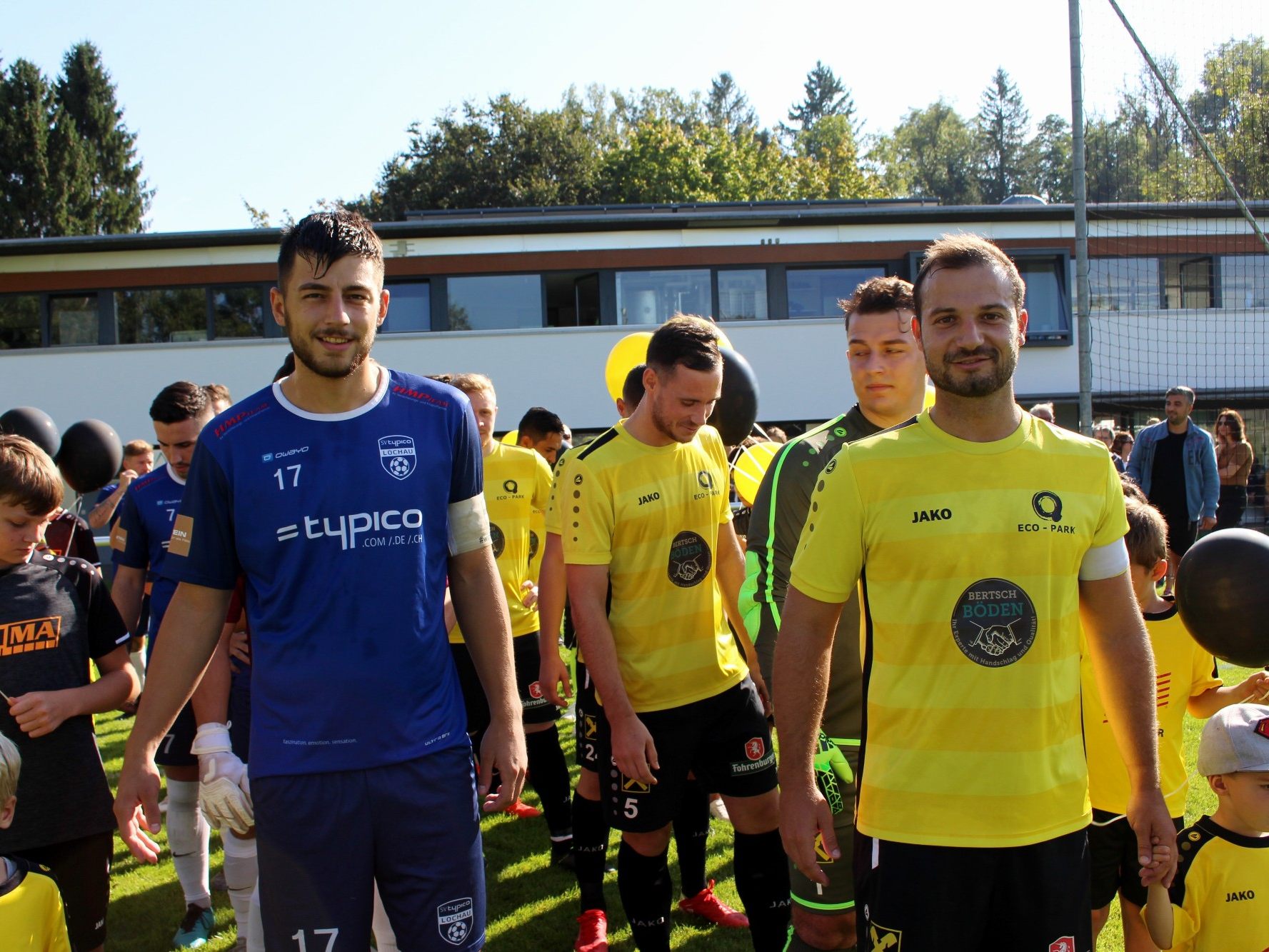 Die beiden Kapitäne, Fabio Feldkircher (SV typico Lochau) und Stefan Kolhaupt (ECO-Park FC Hörbranz) führen auch dieses Mal die Mannschaften aufs Feld.