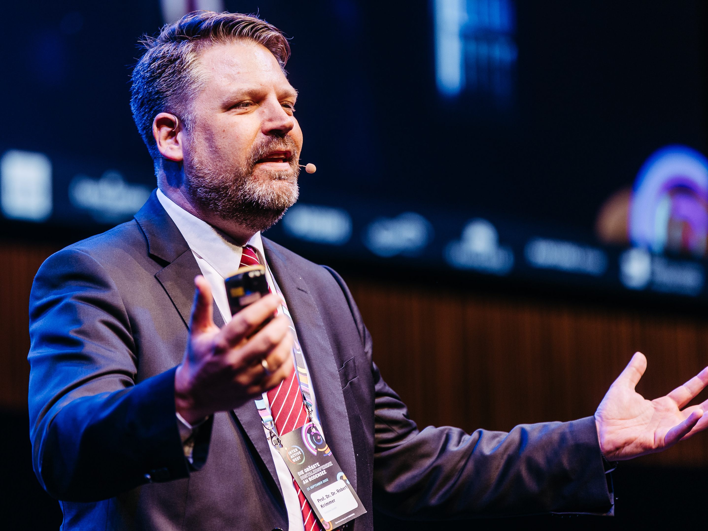 Prof. Robert Krimmer bei seinem Vortrag auf der Interactive West 2022 in Dornbirn. Prof. Robert Krimmer bei seinem Vortrag auf der Interactive West 2022 in Dornbirn.