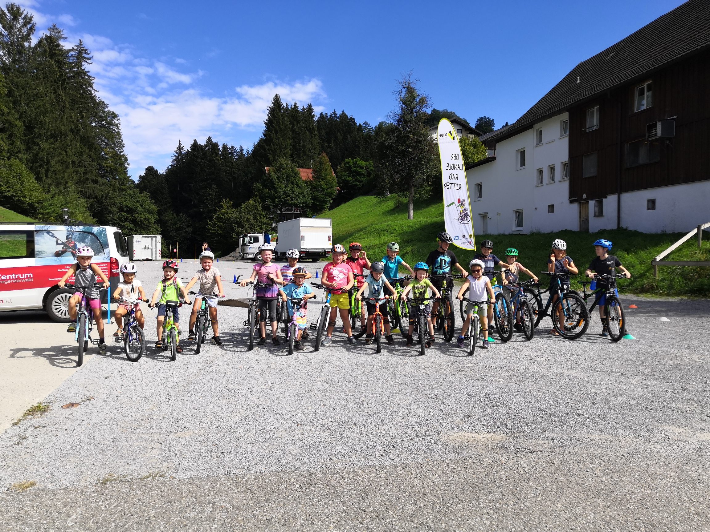 Sicheres Fahrradfahren will gelernt sein. Sicheres Fahrradfahren will gelernt sein.