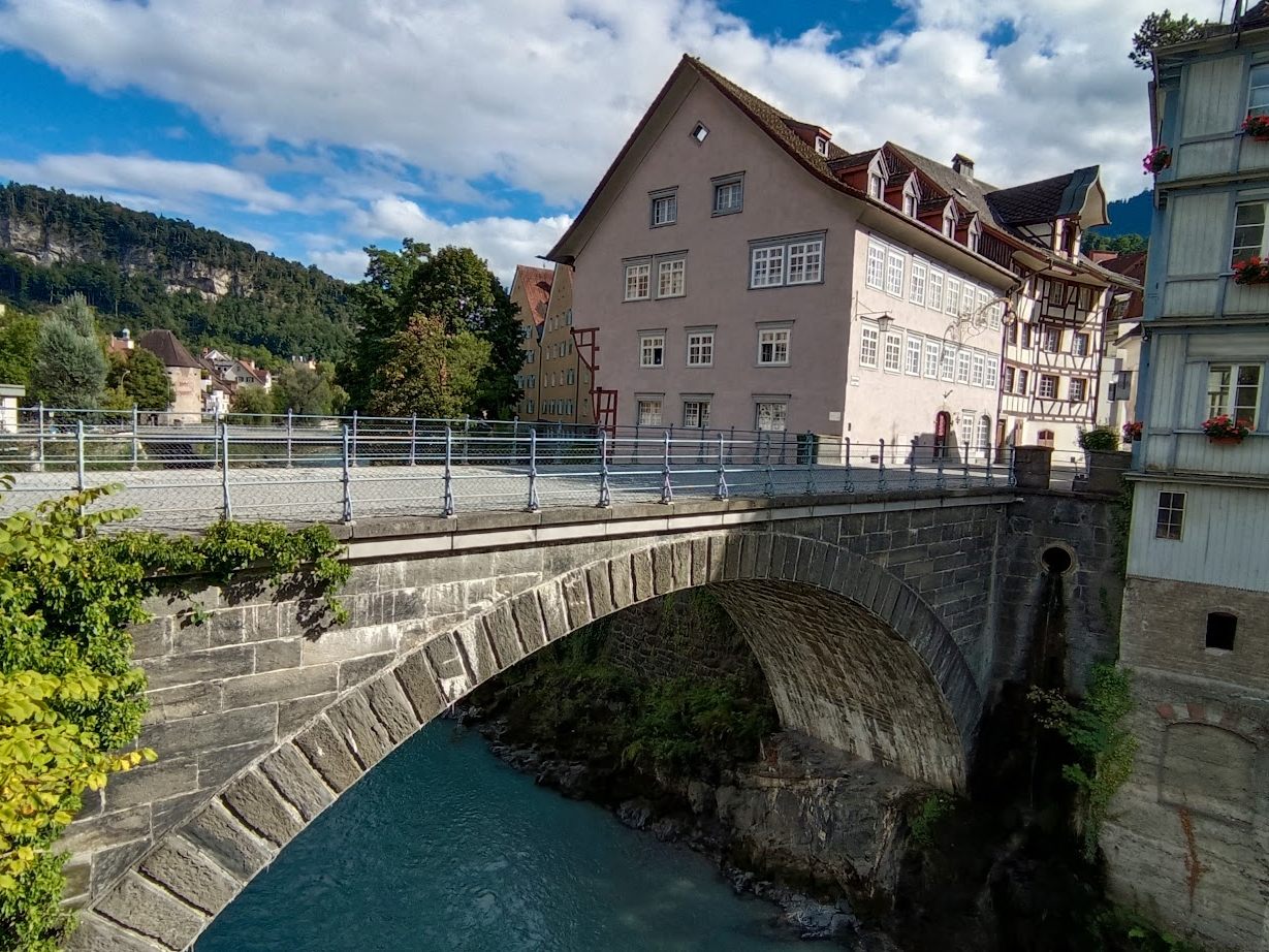 Spaziergang führte über fünf Brücken, die entzücken. Spaziergang führte über fünf Brücken, die entzücken.