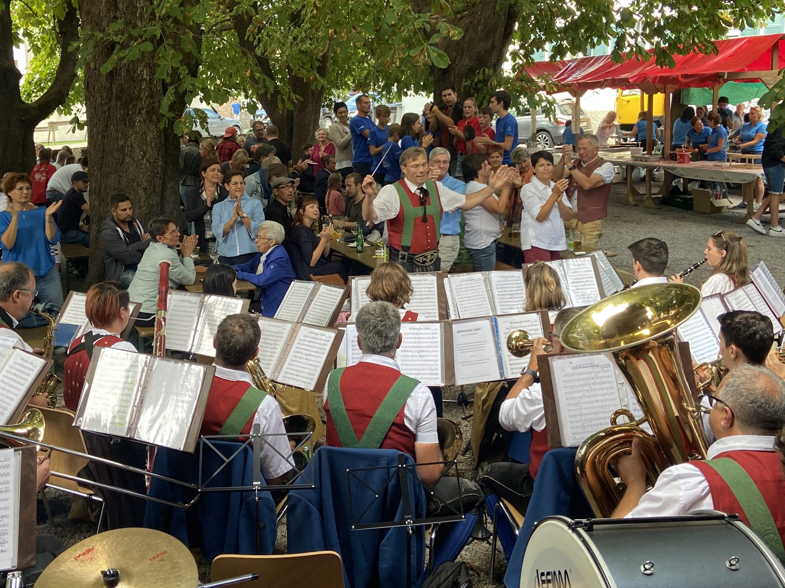 Beste Stimmung beim Satteinser Dorffest im Schäflegarten. Beste Stimmung beim Satteinser Dorffest im Schäflegarten.