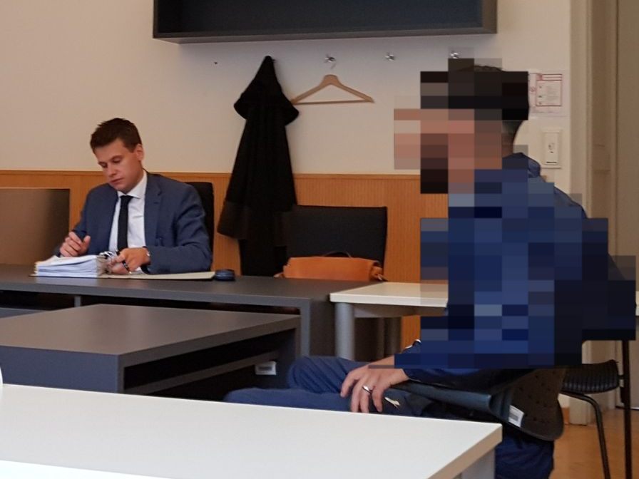 Der Angeklagte versuchte die Polizei zu täuschen, in dem er selbst den Notruf wählte - aber die Masche wurde entlarvt. Der Angeklagte versuchte die Polizei zu täuschen, in dem er selbst den Notruf wählte - aber die Masche wurde entlarvt.