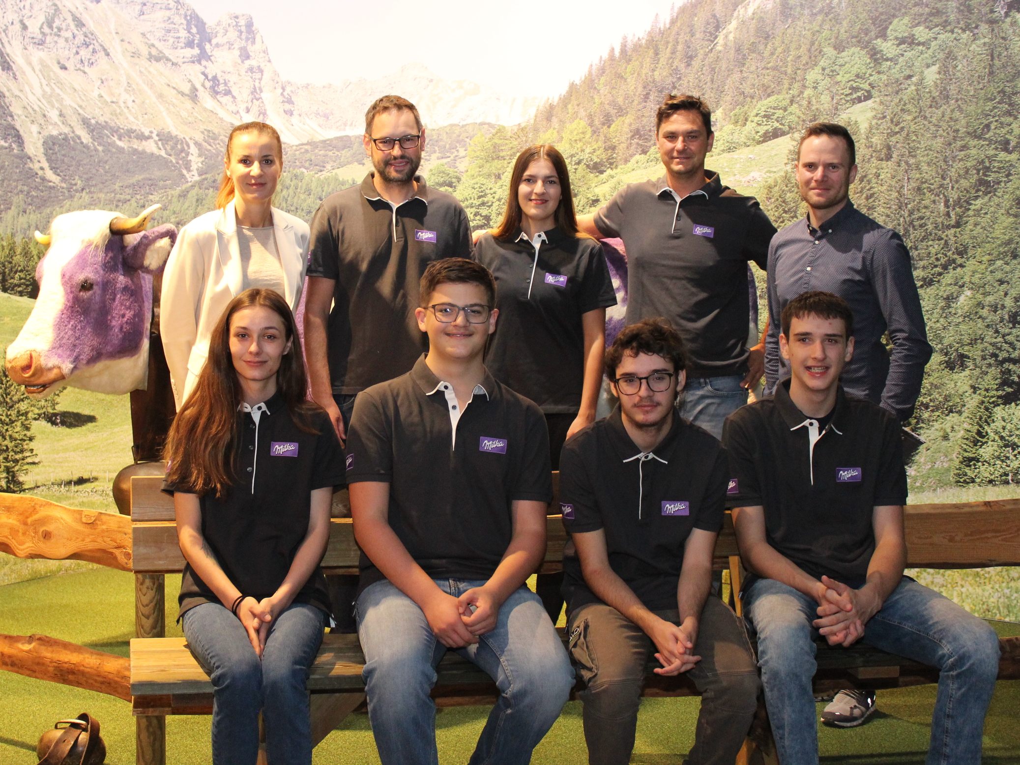 Lehrlinge starten Karriere im Milka Werk Bludenz Hintere Reihe v.l.n.r.: Giovanna Maurer (Werksdirektorin), Florian Pichler (Elektriker), Chantal Stüttler (Labortechnikerin), Marco Paterno (Lehrlingsausbilder Technik), Rene Grundner (Asset Reliability Manager) Vordere Reihe v.l.n.r.: Die Lehrlinge Jennifer Muigg, Luca Dreier (beide Prozesstechnik), Noah Moosbrugger (Labortechnik), Jakob Schoder (Elektrotechnik) Lehrlinge starten Karriere im Milka Werk Bludenz Hintere Reihe v.l.n.r.: Giovanna Maurer (Werksdirektorin), Florian Pichler (Elektriker), Chantal Stüttler (Labortechnikerin), Marco Paterno (Lehrlingsausbilder Technik), Rene Grundner (Asset Reliability Manager) Vordere Reihe v.l.n.r.: Die Lehrlinge Jennifer Muigg, Luca Dreier (beide Prozesstechnik), Noah Moosbrugger (Labortechnik), Jakob Schoder (Elektrotechnik)