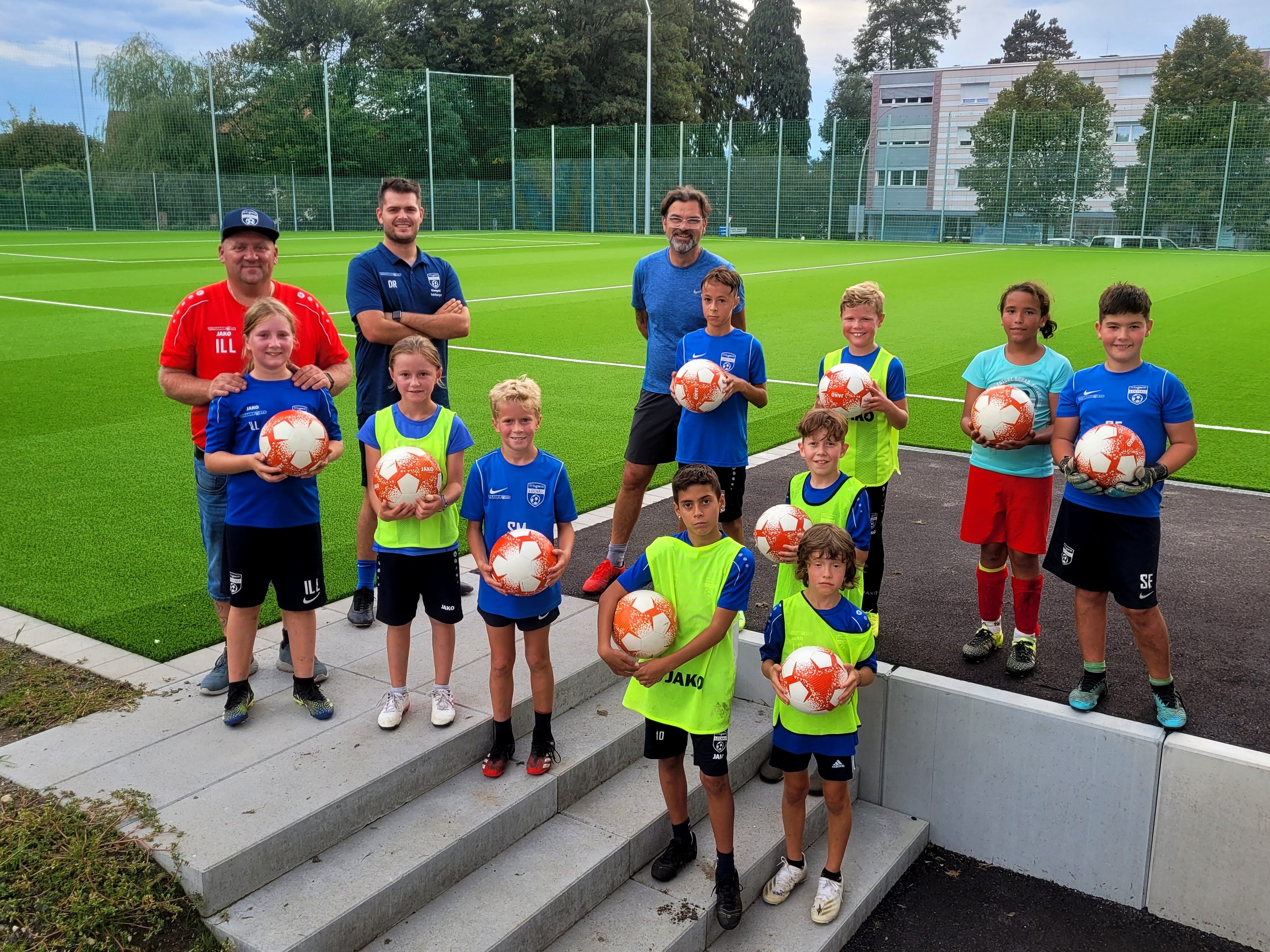 Die Nachwuchsmannschaften freuen sich auf den schon lange eingeforderten neuen Kunstrasenplatz. Im Bild die Kids von der U10 mit den Trainern Daniel Reichart und Thomas Ernst sowie Nachwuchsleiter Christian Ill. Die Nachwuchsmannschaften freuen sich auf den schon lange eingeforderten neuen Kunstrasenplatz. Im Bild die Kids von der U10 mit den Trainern Daniel Reichart und Thomas Ernst sowie Nachwuchsleiter Christian Ill.