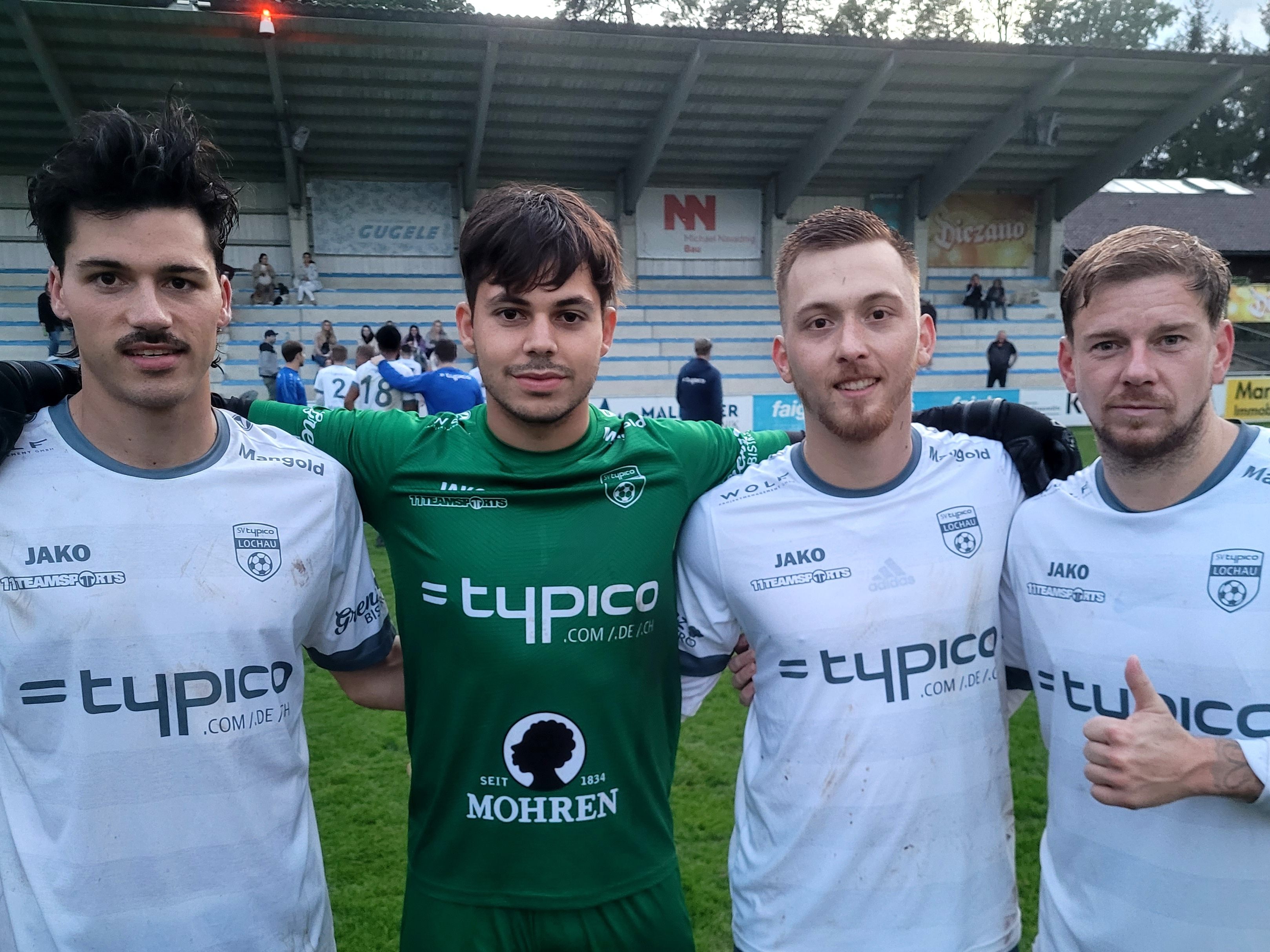 Nach dem tollen 3:1 Auswärtssieg gegen den FC Hard steht der SV typico Lochau nun auf Platz 2 der Vorarlbergliga-Tabelle. Im Bild die Torschützen Nicolai Bösch, Marcel Ladinek und Stefan Maccani mit Tormann Sandro Eichhübl. Nach dem tollen 3:1 Auswärtssieg gegen den FC Hard steht der SV typico Lochau nun auf Platz 2 der Vorarlbergliga-Tabelle. Im Bild die Torschützen Nicolai Bösch, Marcel Ladinek und Stefan Maccani mit Tormann Sandro Eichhübl.
